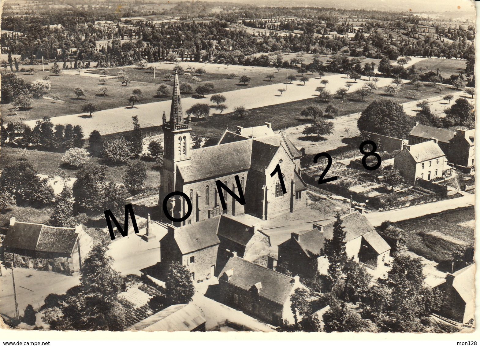 ROUILLAC (22)  CENTRE DU BOURG - L'EGLISE - Autres & Non Classés