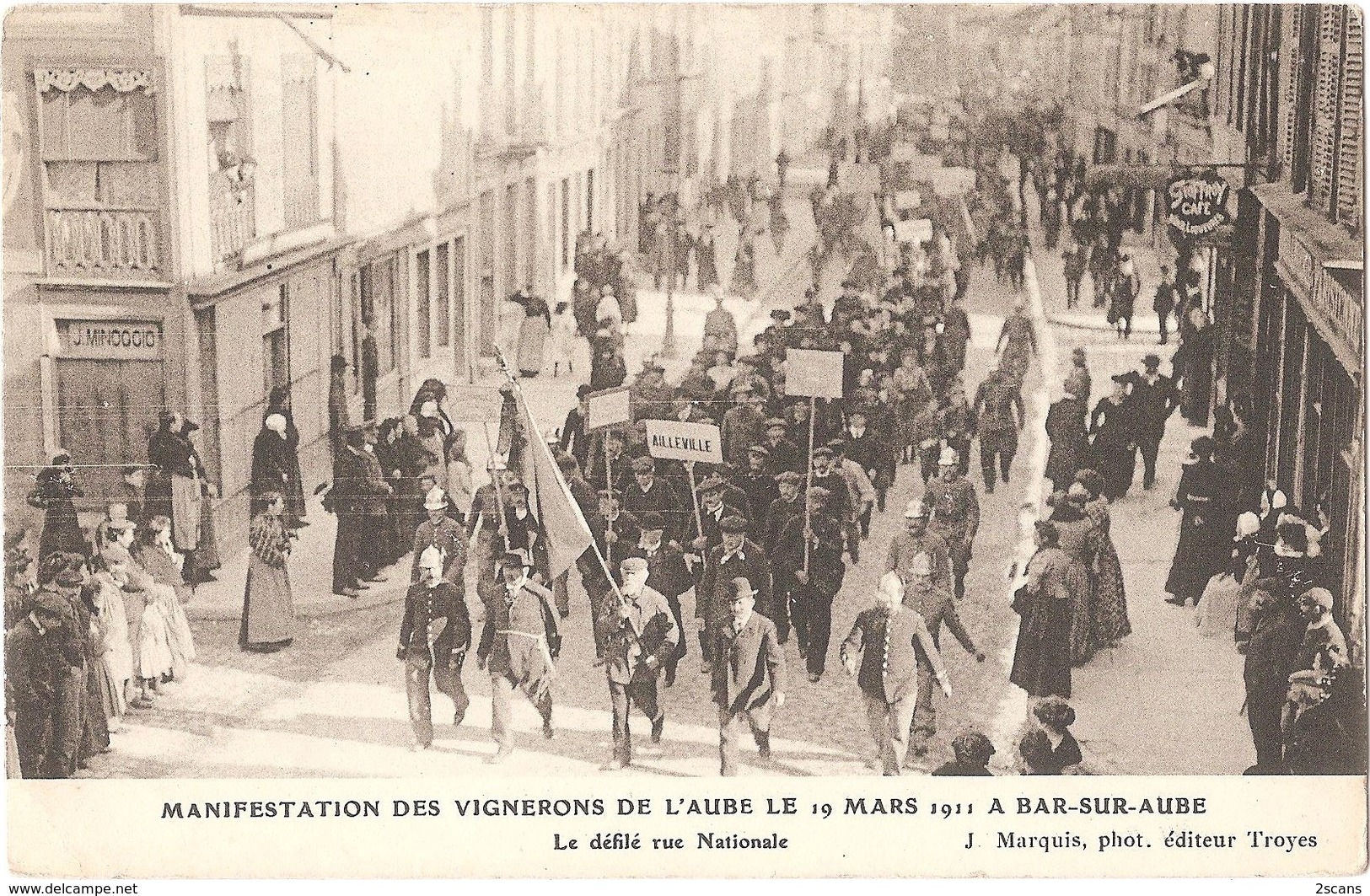 10 - BAR-SUR-AUBE - Manifestation Des Vignerons De L'Aube Le 19 Mars 1911 - Le Défilé Rue Nationale - (magasin MINOGGIO) - Bar-sur-Aube