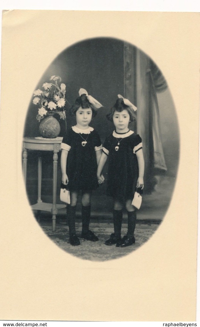 Photo-carte Deux Enfants Fillettes Soeurs Jumelles Jupes Noeud Sacoche Mode - Personnes Anonymes