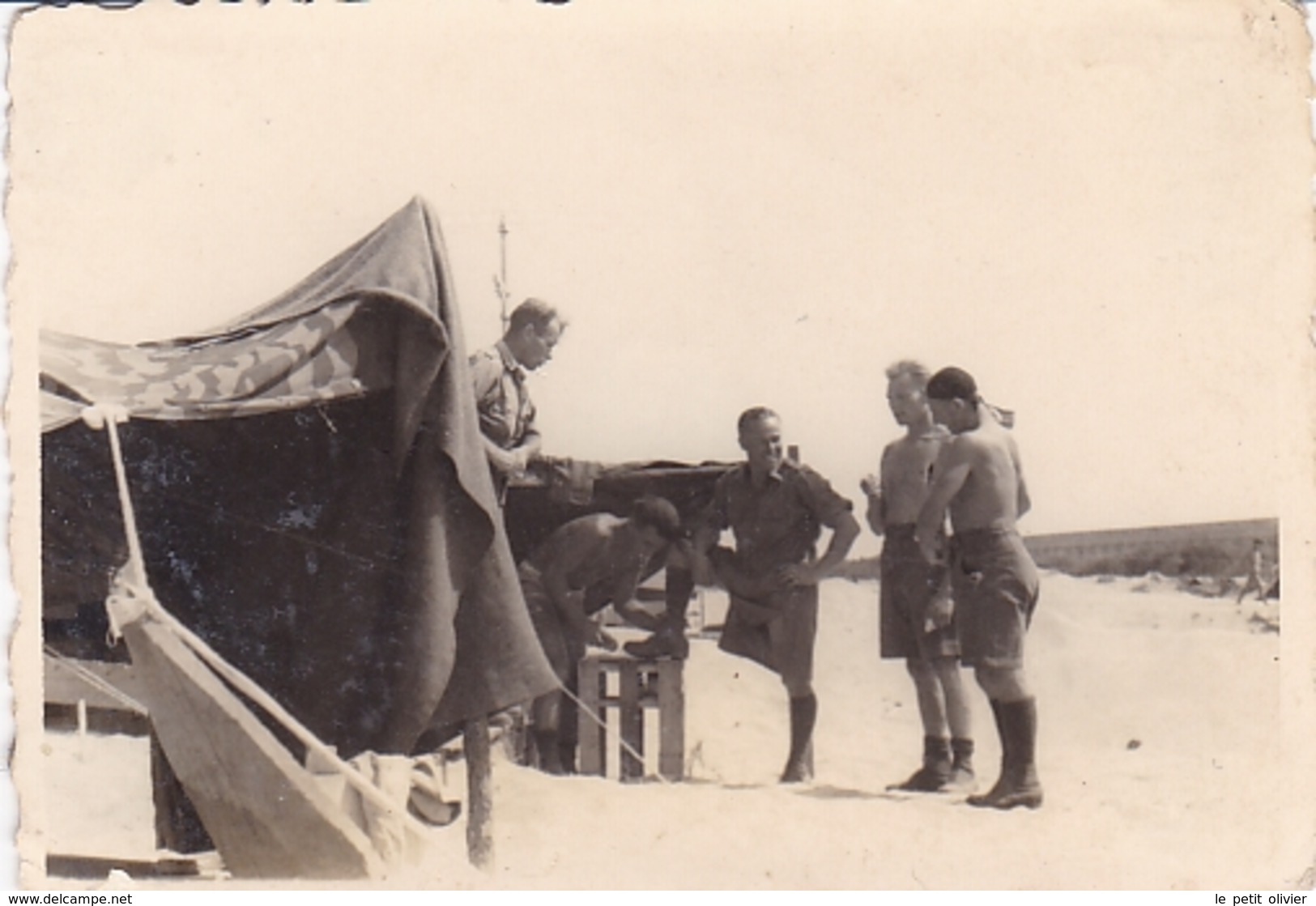 PHOTO ORIGINALE 39 / 45 WW2 WEHRMACHT LIBYE DERNA SOLDATS ALLEMANDS EN TENUE DU DESERT - Guerre, Militaire