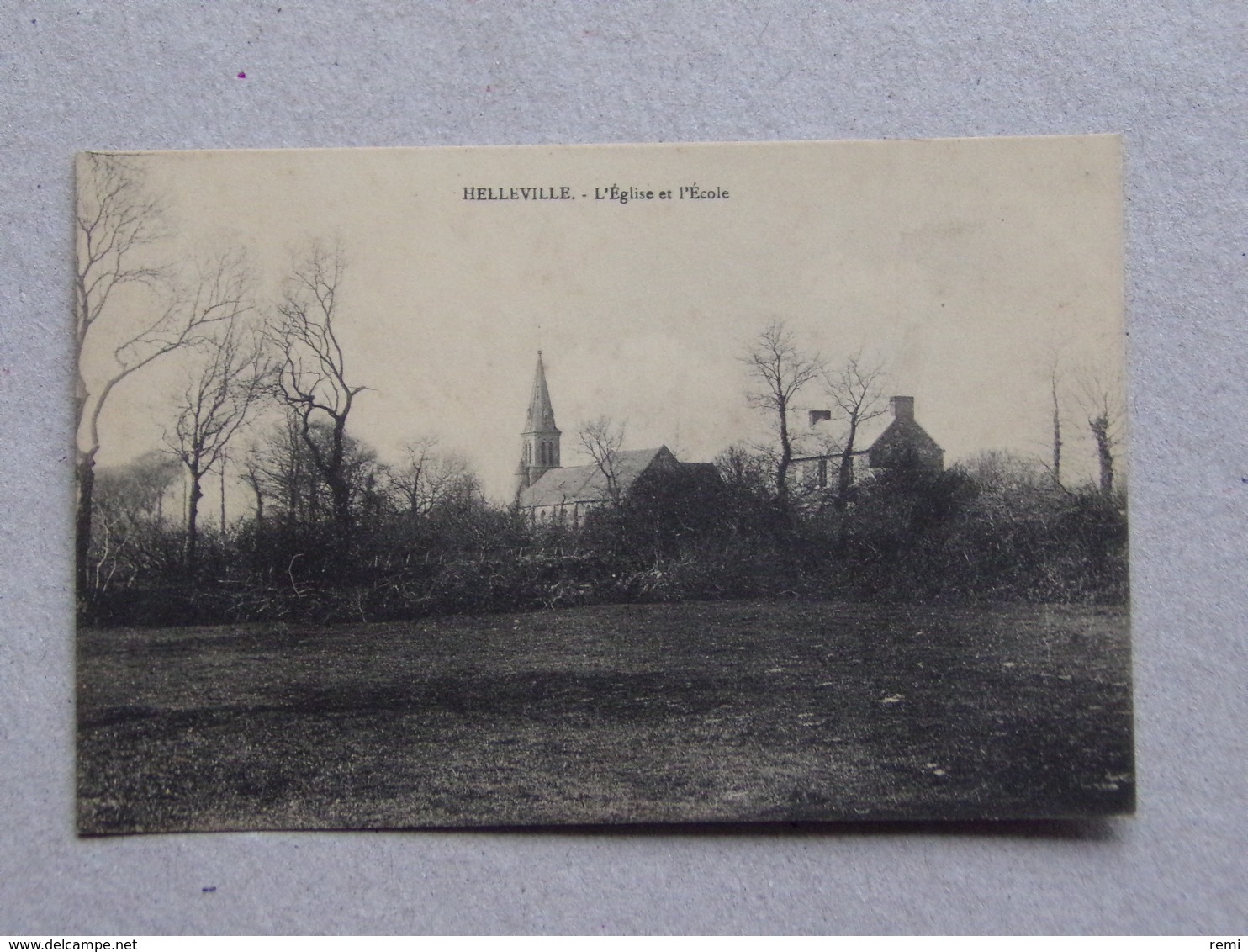 50 HELEVILLE Environs De Cherbourg L'Eglise Et L'Ecole - Autres & Non Classés