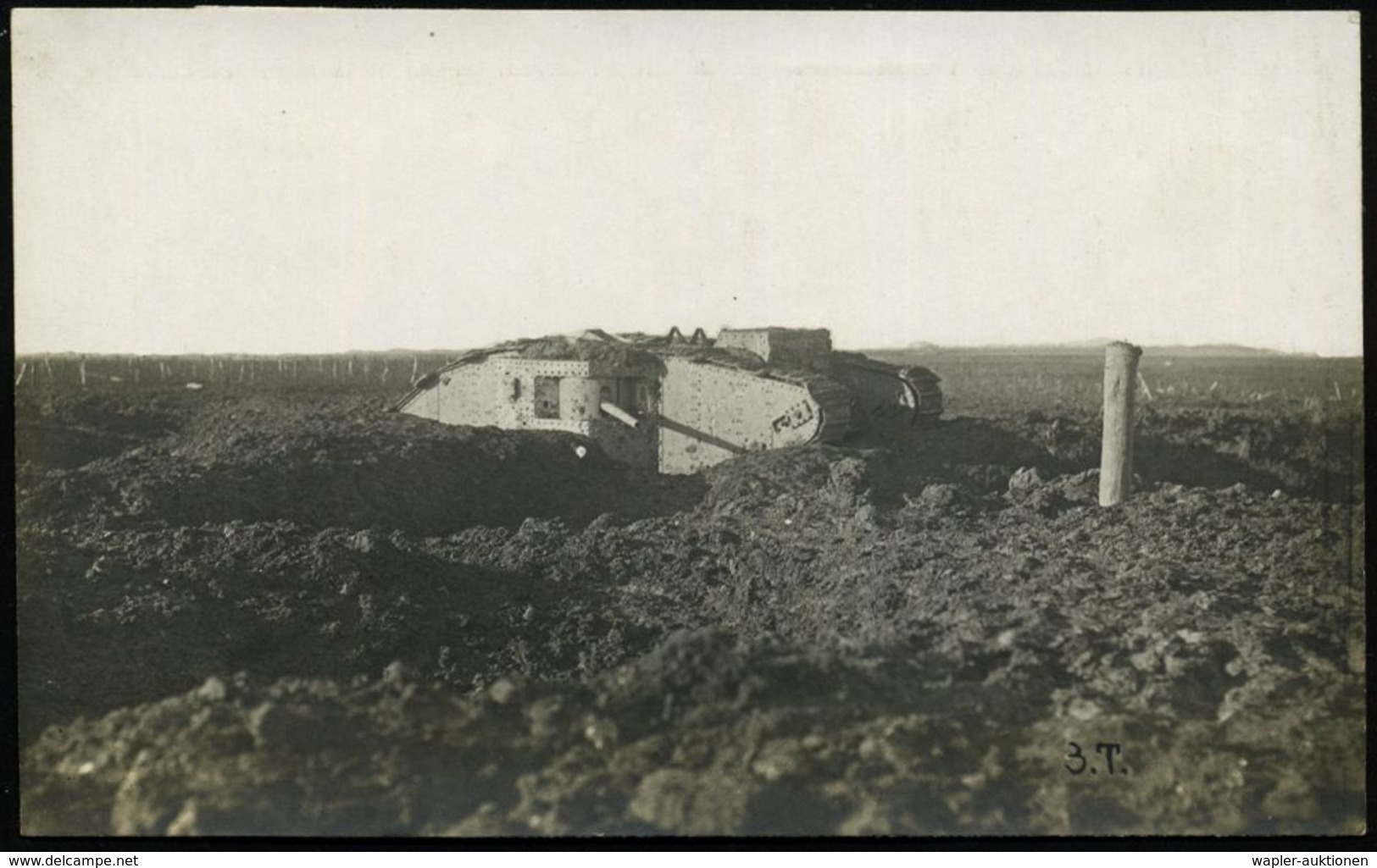 GEPANZERTE KRAFTFAHRZEUGE / PANZER : DEUTSCHES REICH 1917 (ca.) S/w.-Foto-Ak.: Britischer Tank "Mark I" (abgeschossen) V - Autres (Terre)