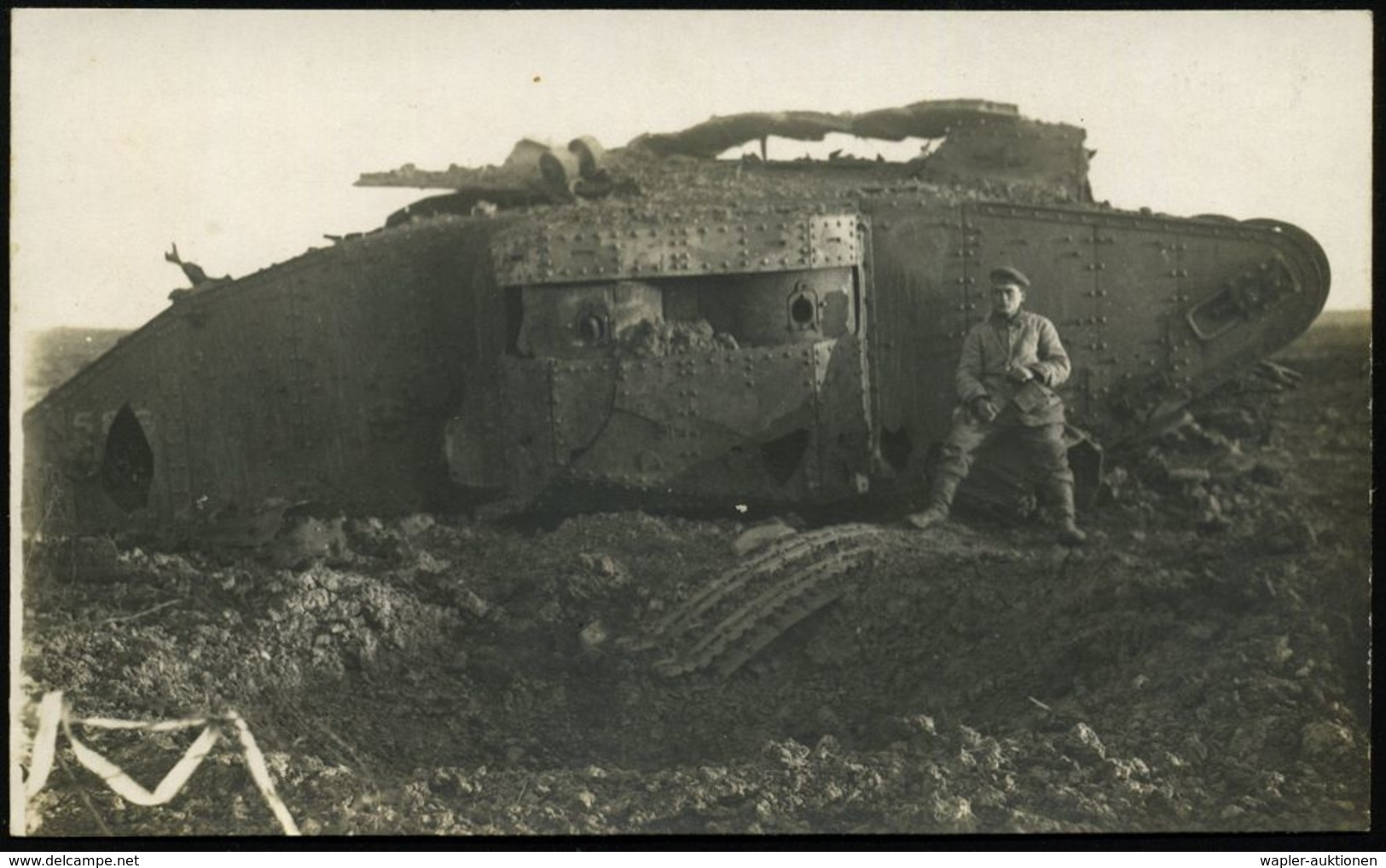 GEPANZERTE KRAFTFAHRZEUGE / PANZER : DEUTSCHES REICH 1917 (ca.) S/w.-Foto-Ak.: Britischer Tank "Mark I" (abgeschossen) M - Altri (Terra)