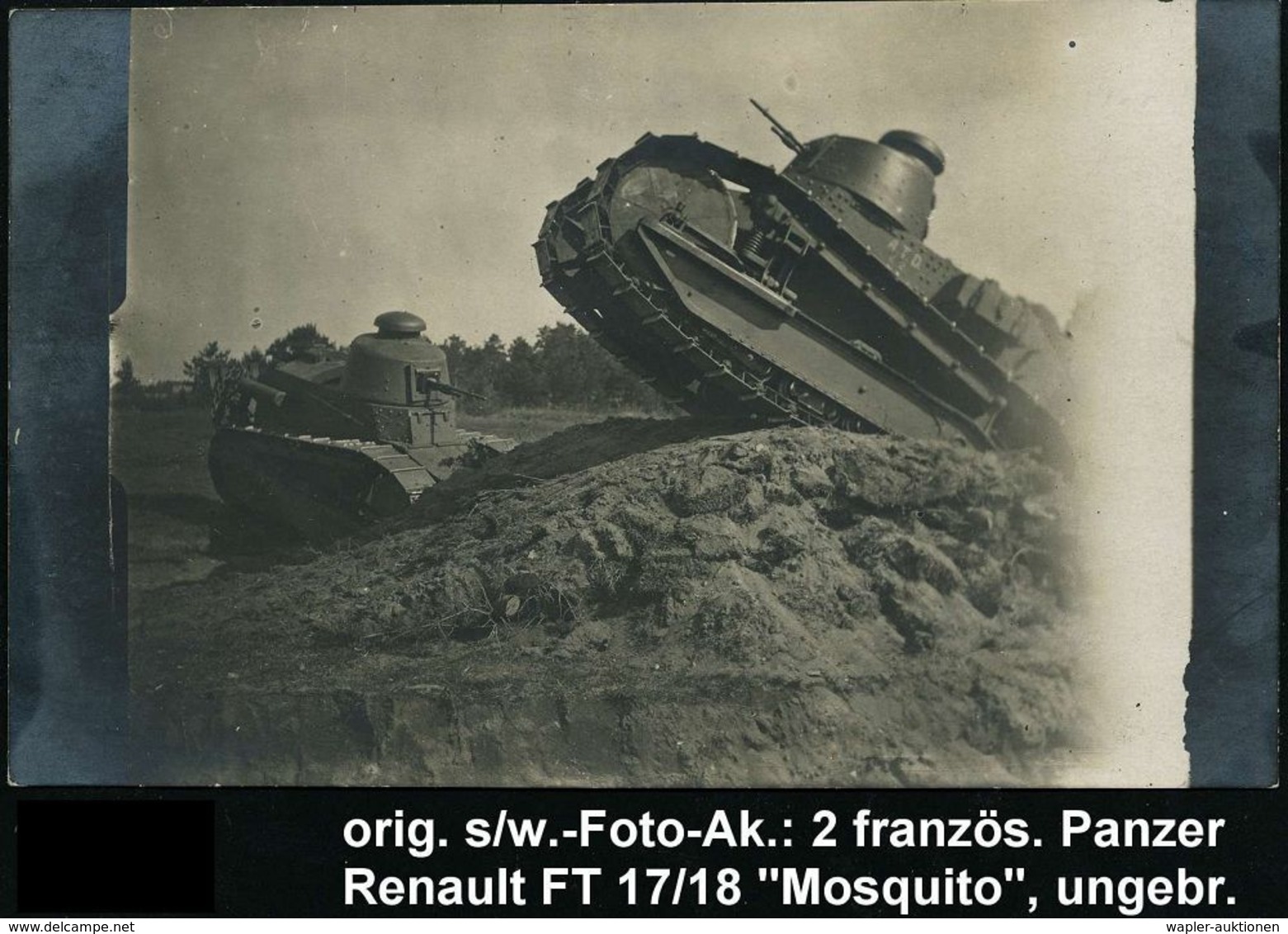 GEPANZERTE KRAFTFAHRZEUGE / PANZER : FRANKREICH 1917 S/w.-Foto-Ak: 2 Französ. Panzer Renault "Mosquito FT 17/18" Bei Der - Altri (Terra)