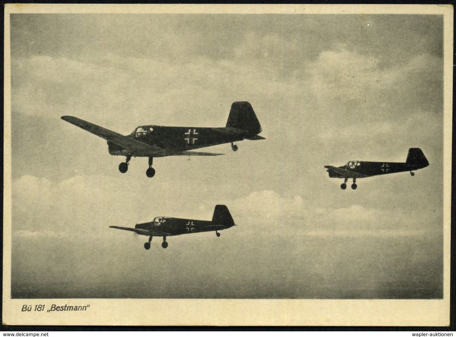 MILITÄRFLUGWESEN / MILITÄRFLUGZEUGE : DEUTSCHES REICH 1942 (Okt.) S/w.-Foto-Ak.: Bücker Bü 181 "Bestmann", 3er-Formation - Avions