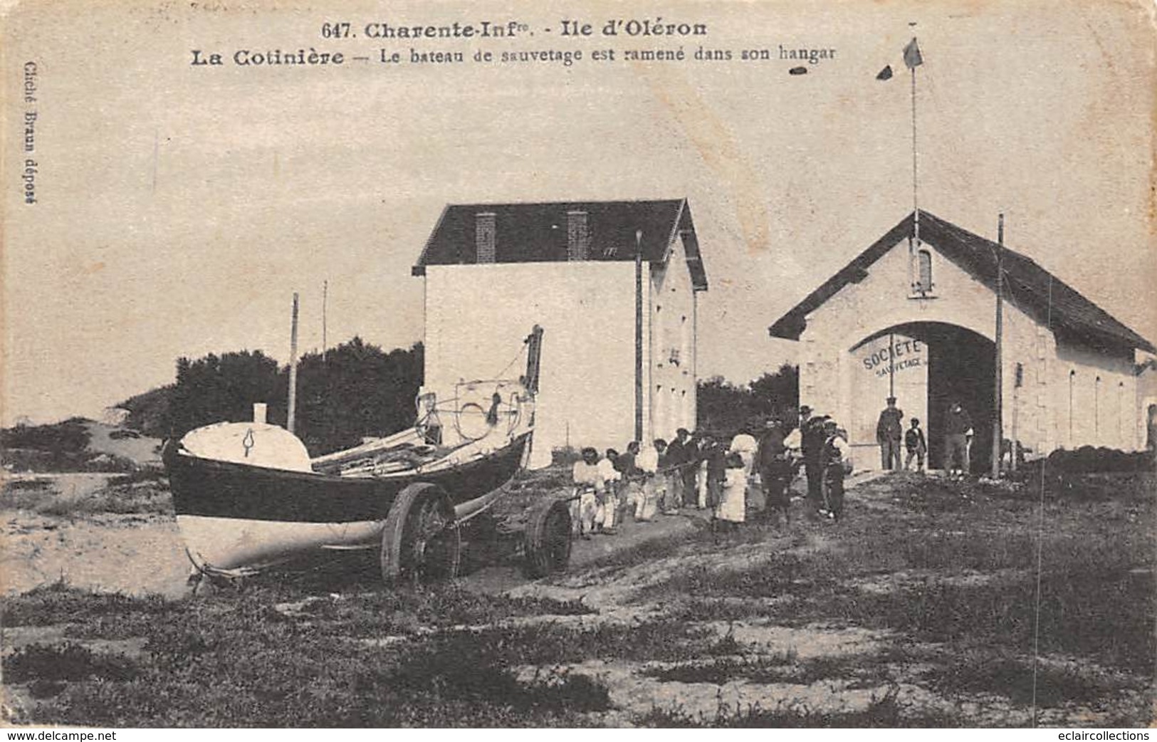 Ile D'Oléron. La Cotinière    17      Le  Bateau De Sauvetage  Est Ramené Dans Son Hangar      (voir Scan) - Ile D'Oléron