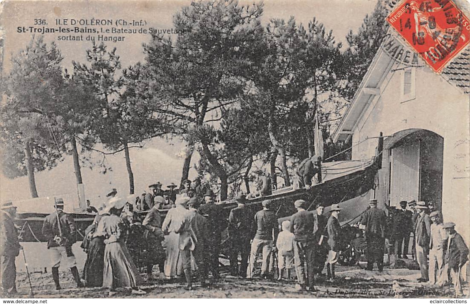 Ile D'Oléron.  Saint Trojean     17     Le Canot De Sauvetage  Sortant Du Hangar    (voir Scan) - Ile D'Oléron