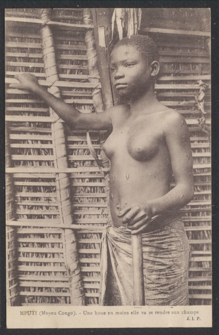 Carte Postale - MPUTI (Moyen Congo) : Une Houe En Mains Elle Va Se Rendre Aux Champs (J.I.P.) / Femme Seins Nus, Voyagée - Congo Français