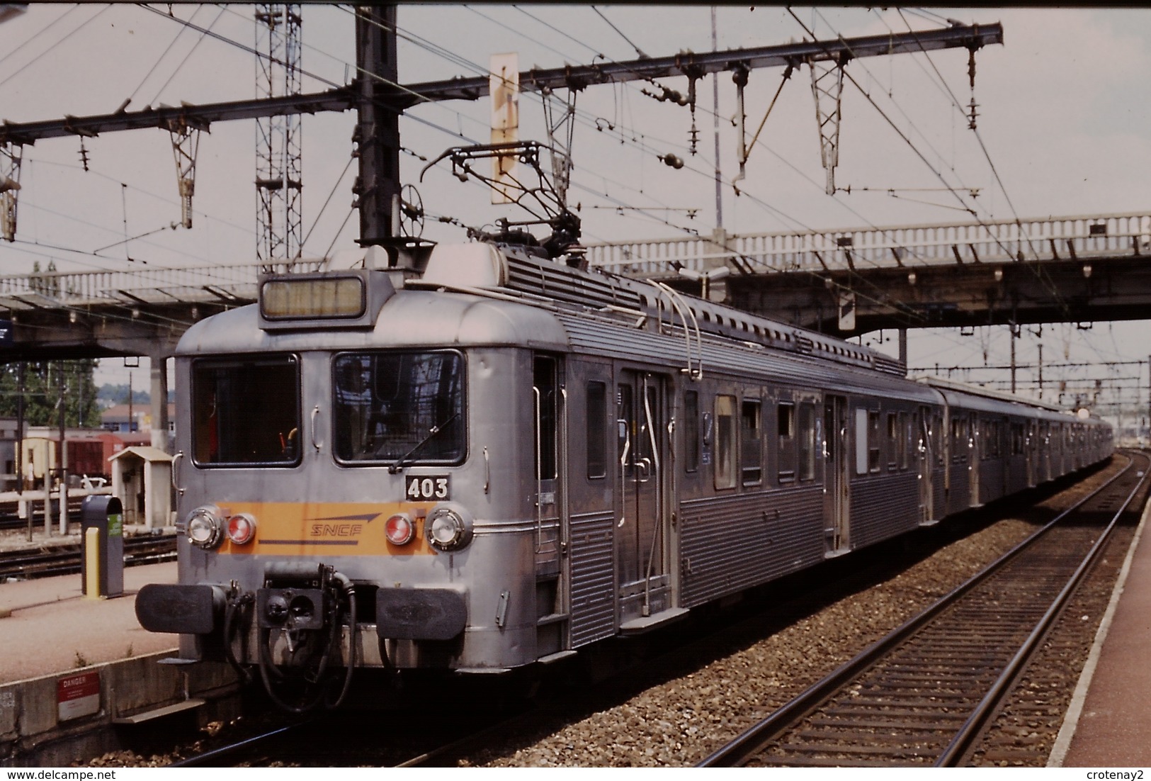 Photo Diapo Diapositive Slide Train Wagon Dame Banlieue INOX SNCF Z 5403 à Juvisy Le 12/07/1996 VOIR ZOOM - Diapositivas