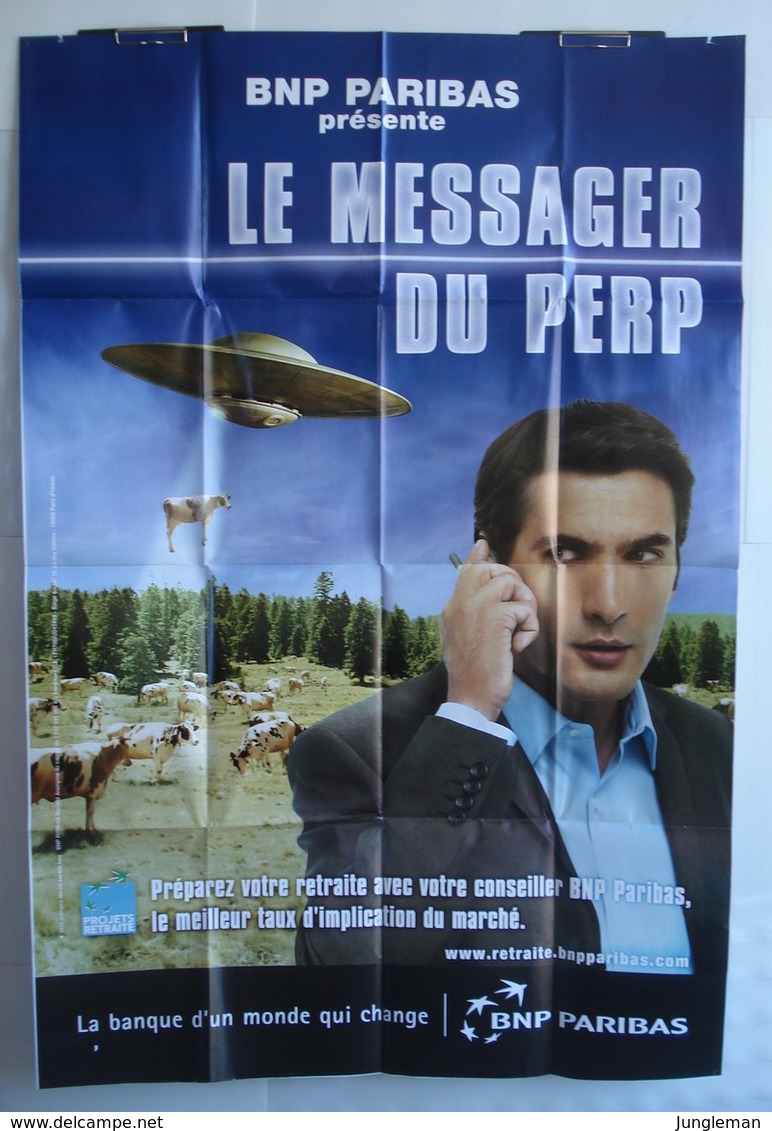 Affiche Publicitaire Abribus - Banque - BNP Paribas - Le Messager Du PERP - Vaches Et Soucoupe Volante - Altri & Non Classificati