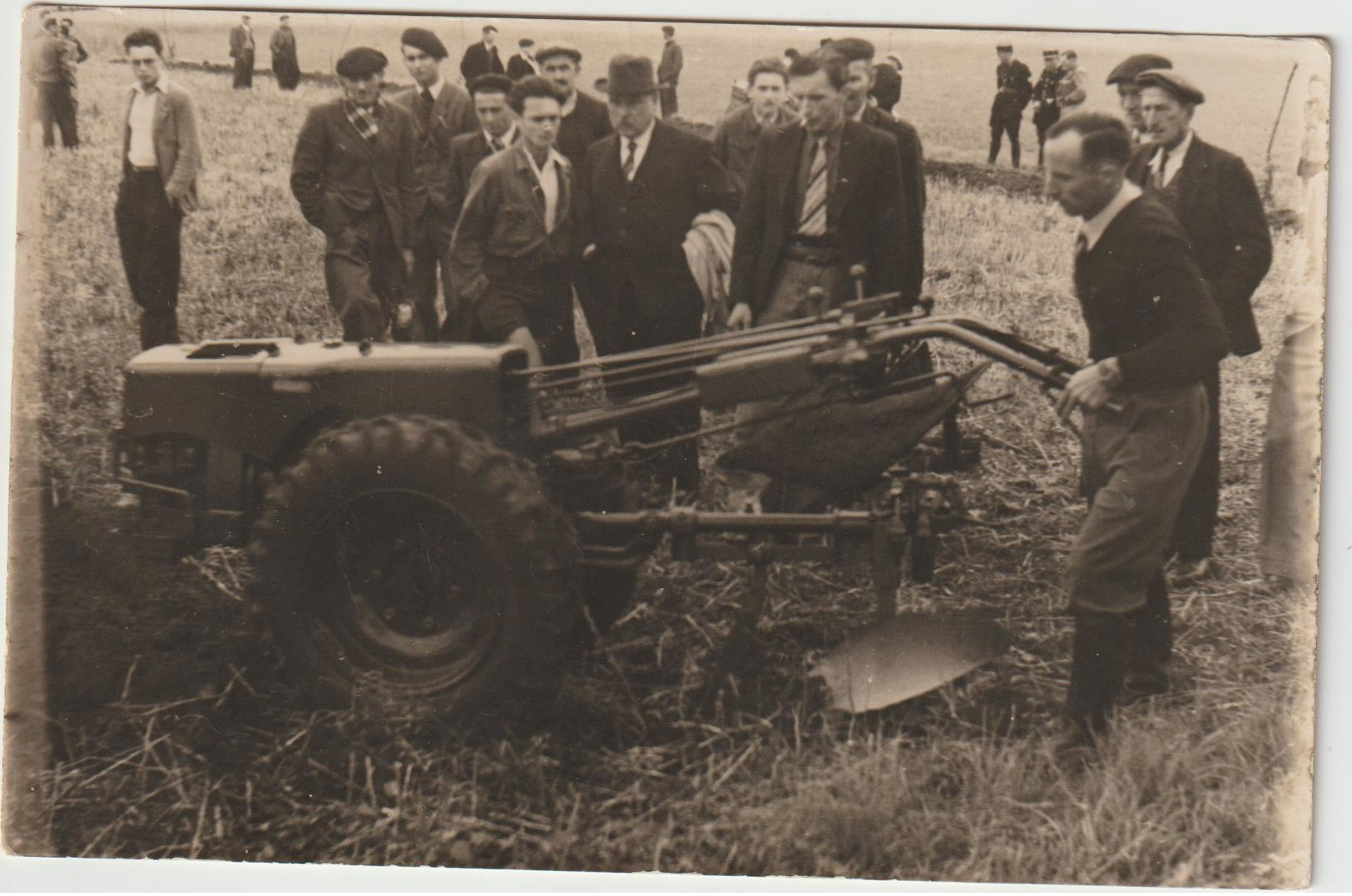 CPA   TRACTEUR  STAUB CARTE PHOTO - Tracteurs