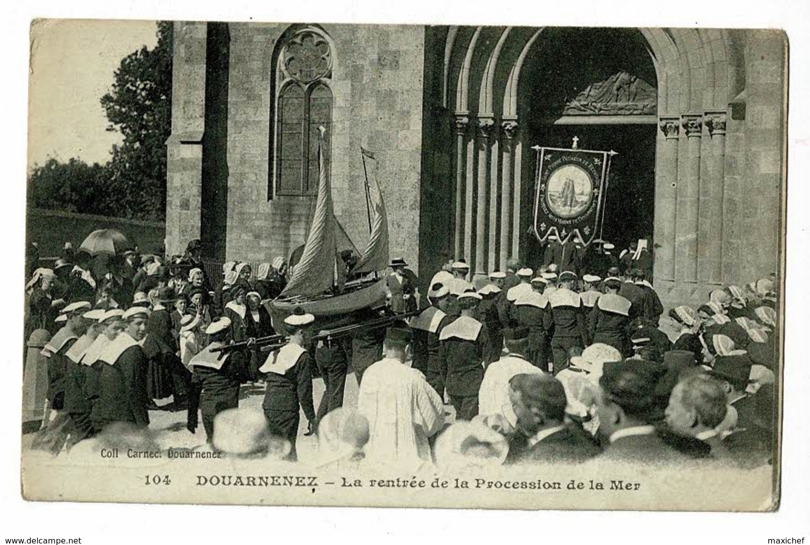 Douarnenez - La Rentrée De La Procession De La Mer (animation, Marins Portant Maquette De Voilier & Bannière) Circ 1928 - Douarnenez