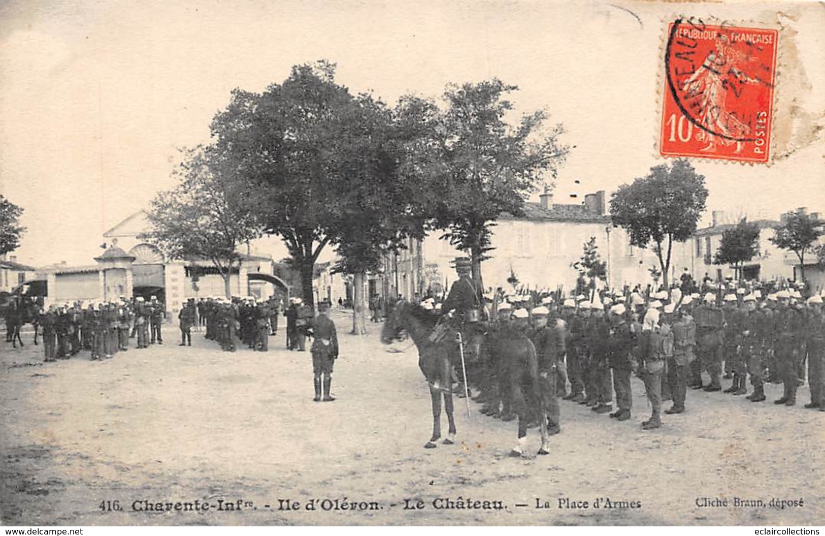 Ile D'Oléron. Le Château D'Oléron   17   Militaires Sur La Place D'Armes     (voir Scan) - Ile D'Oléron