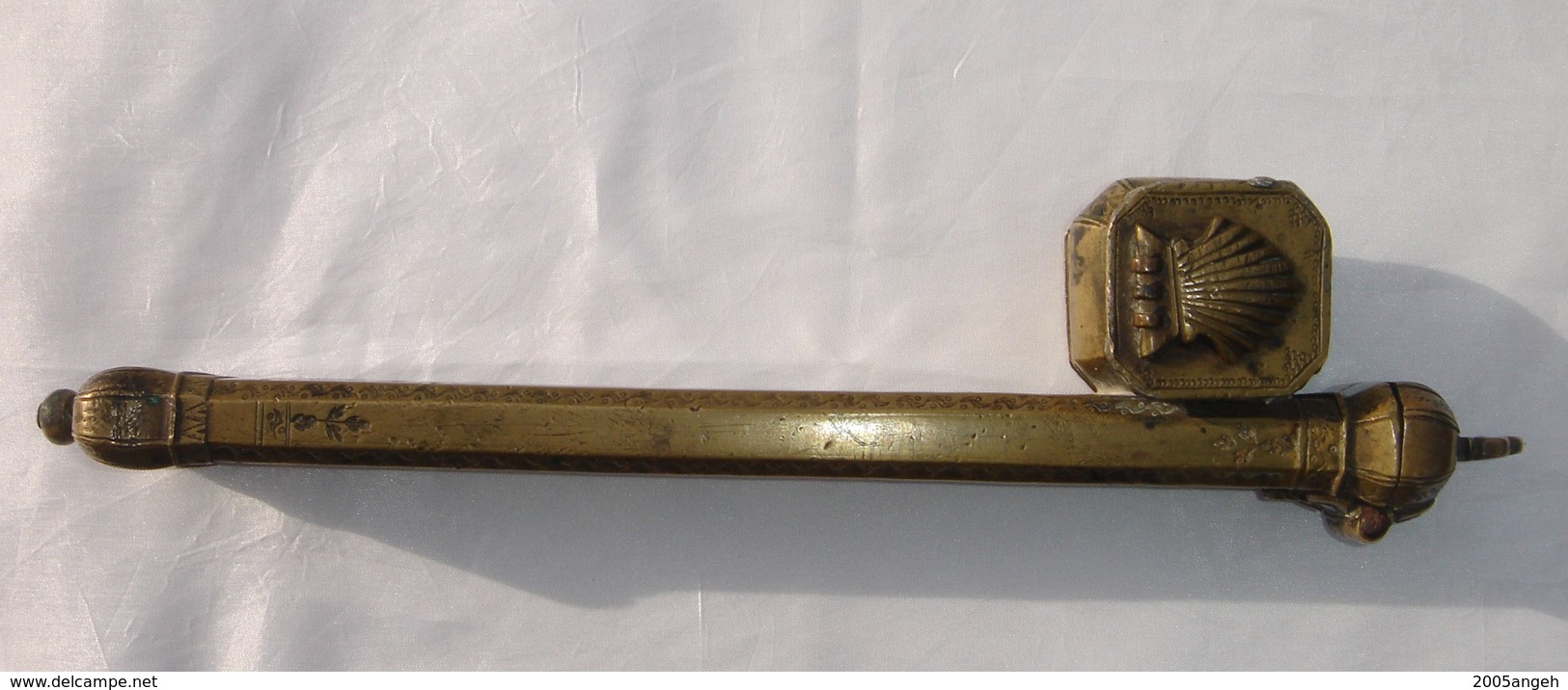 Ancien Porte Plume Plumier Ottoman En Bronze. XIX Siècle. Reste De Soudure En étain. Longueur 25 Cm - Poids 377 Grs. Bon - Inkwells