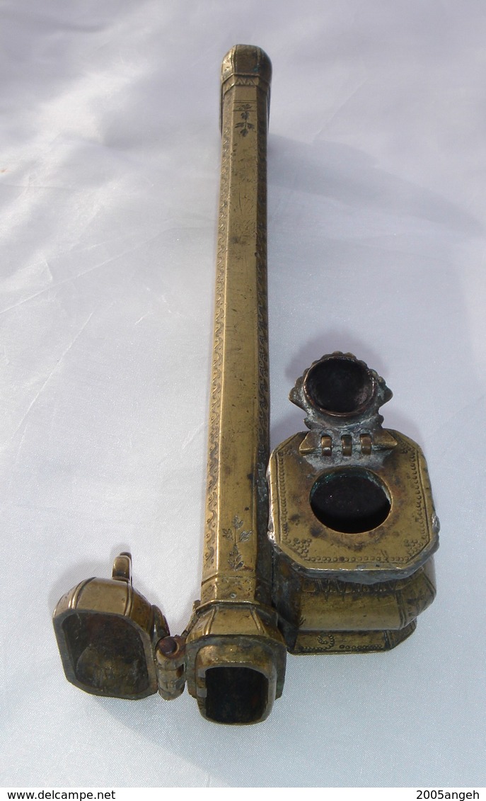 Ancien Porte Plume Plumier Ottoman En Bronze. XIX Siècle. Reste De Soudure En étain. Longueur 25 Cm - Poids 377 Grs. Bon - Inkwells