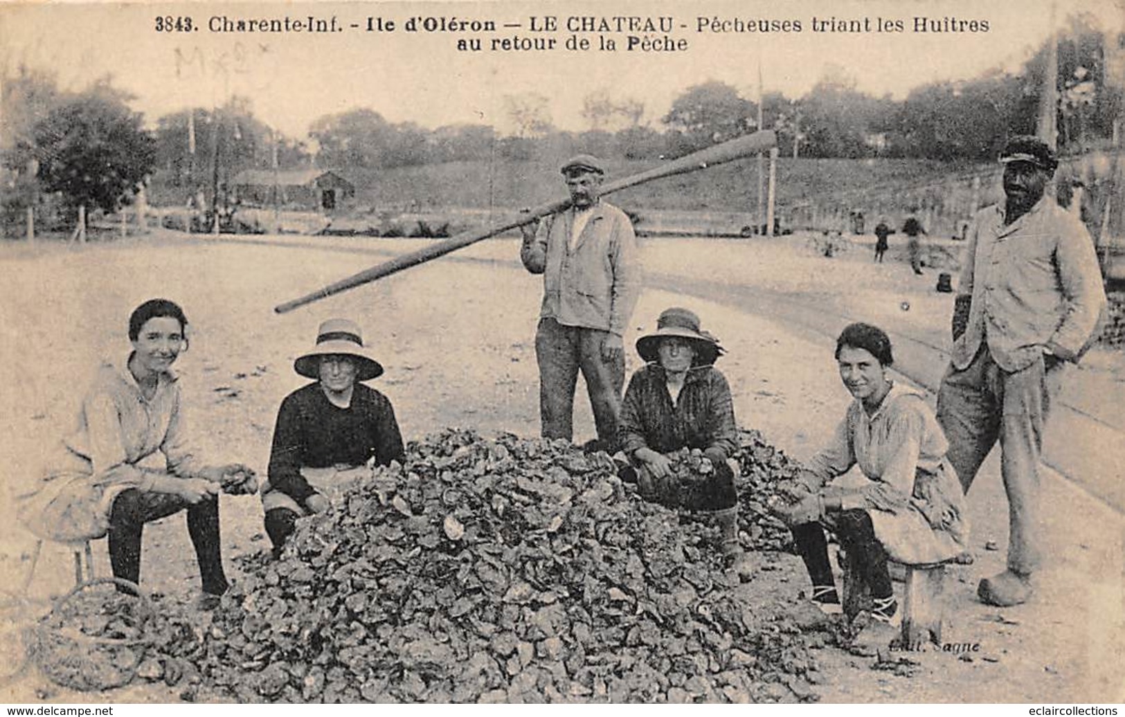 Ile D'Oléron. Le Château D'Oléron     17     Pêcheuses Triant Les Huîtres Au Retour De Pêche      (voir Scan) - Ile D'Oléron