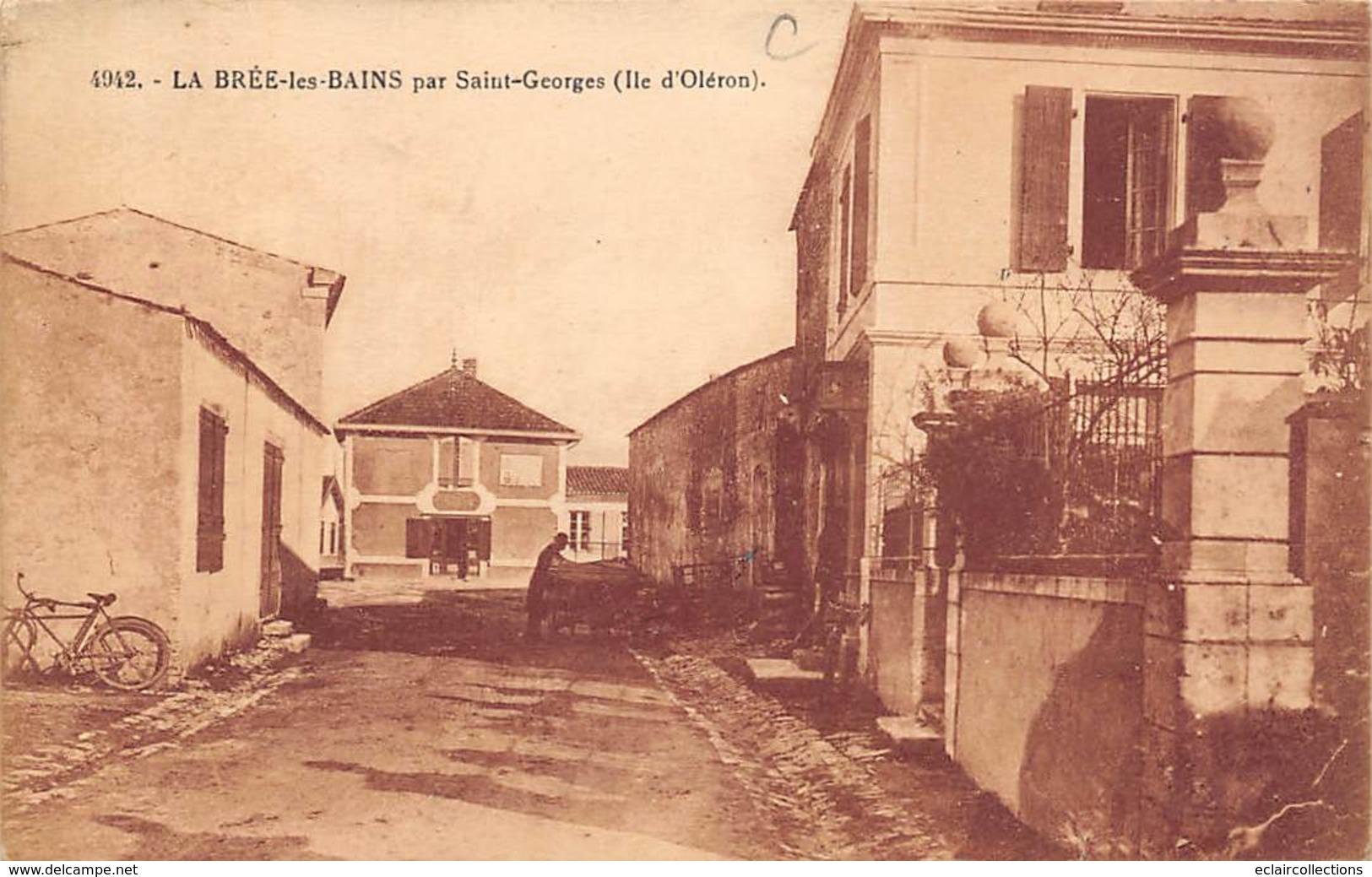 Ile D'Oléron. La Brée Les Bains      17      Une Rue Dans Le Bourg           (voir Scan) - Ile D'Oléron