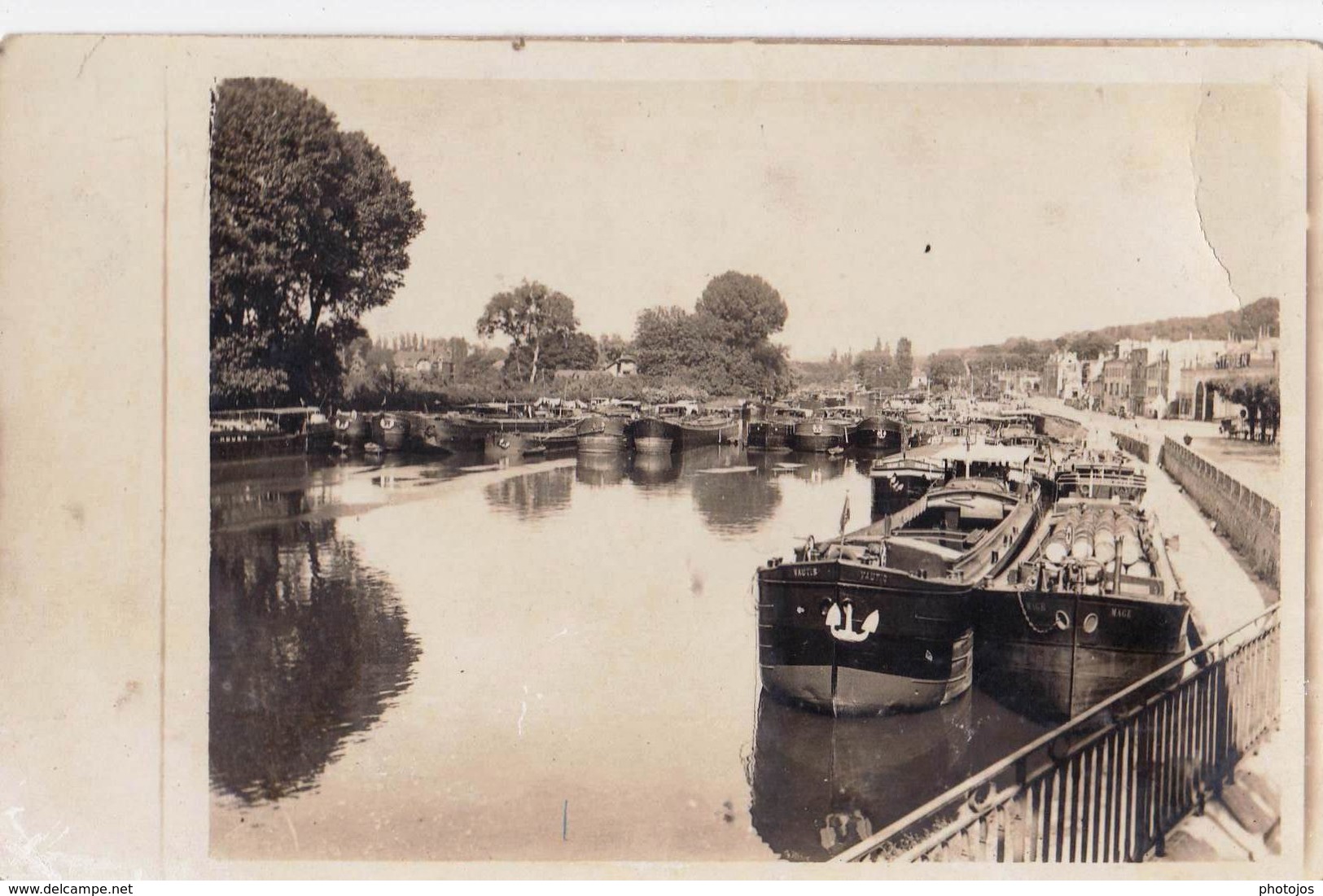 Carte Photo : Batellerie Port De Péniches (lieu à Déterminer)  Au 1er Plan Péniches Vautis Et Nage - Boten