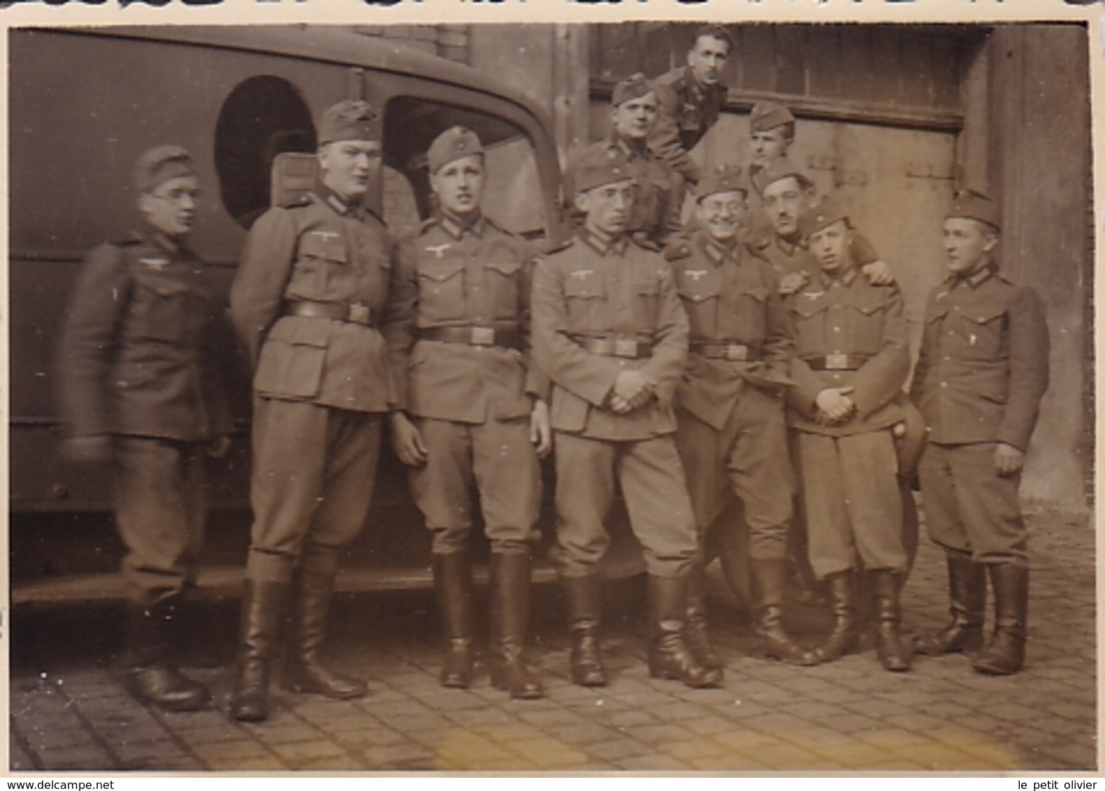 PHOTO ORIGINALE 39 / 45 WW2 WEHRMACHT AUTRICHE VIENNE SOLDATS ALLEMANDS A LA CASERNE - Guerre, Militaire