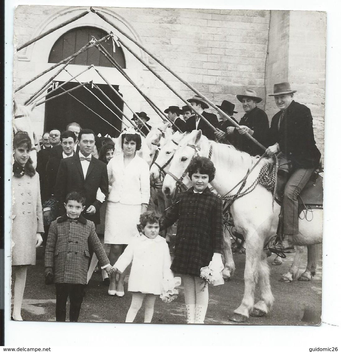 Les Saintes Maries De La Mer ,13 ,mariage à La Sortie De L'eglise ,gardians,camargue,photo 13x13 (recoupée Coté Gauche) - Autres & Non Classés