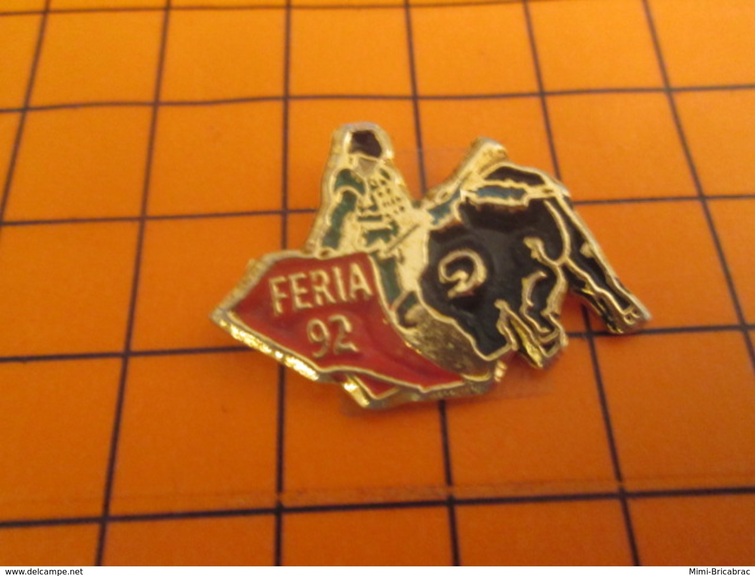 1318a PINS PIN'S / Beau Et Rare : Thème SPORTS / FERIA 92 TAUREAU VACHE TORERO - Stierkampf