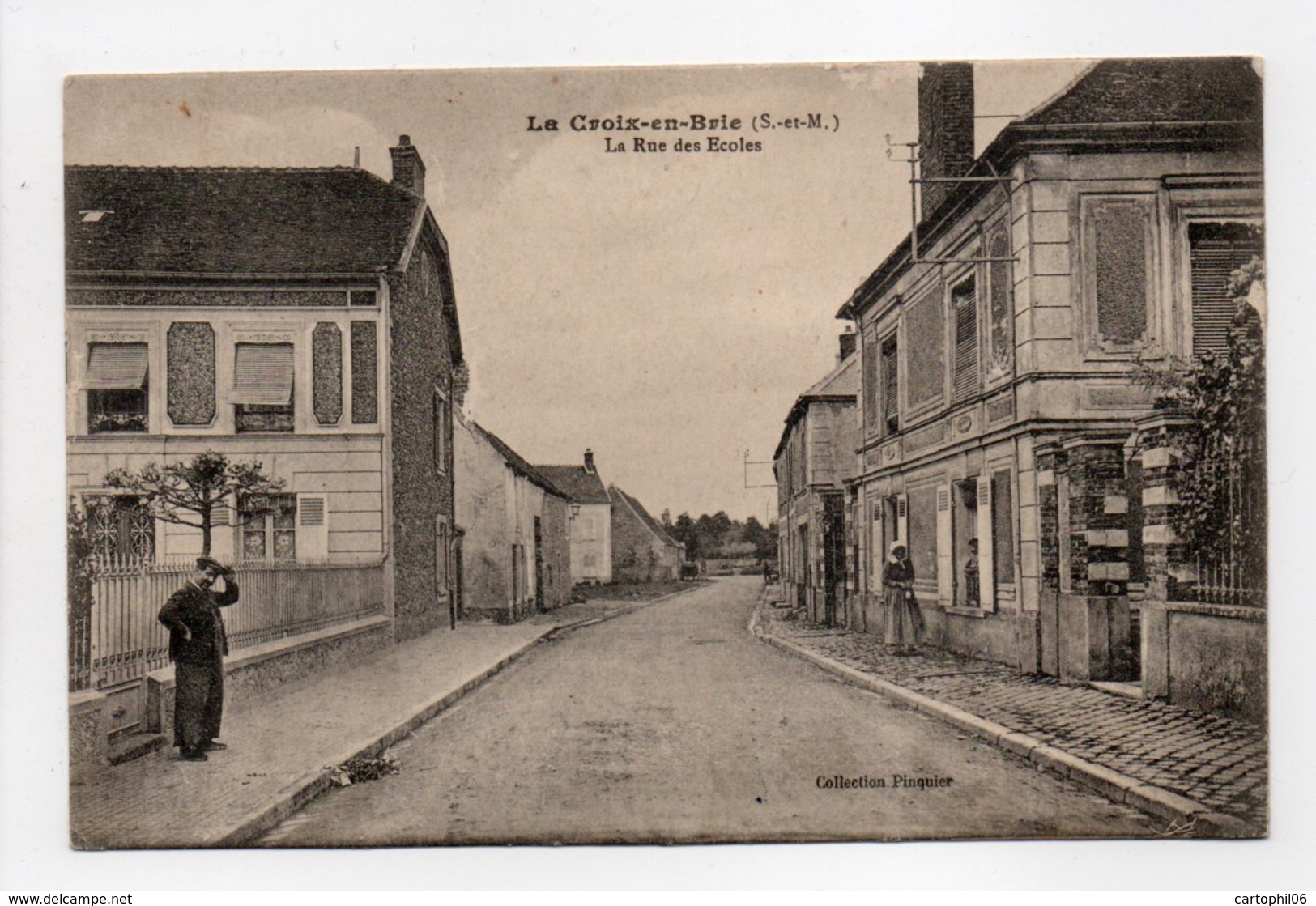 - CPA LA CROIX-EN-BRIE (77) - La Rue Des Ecoles - Collection Pinquier - - Autres & Non Classés