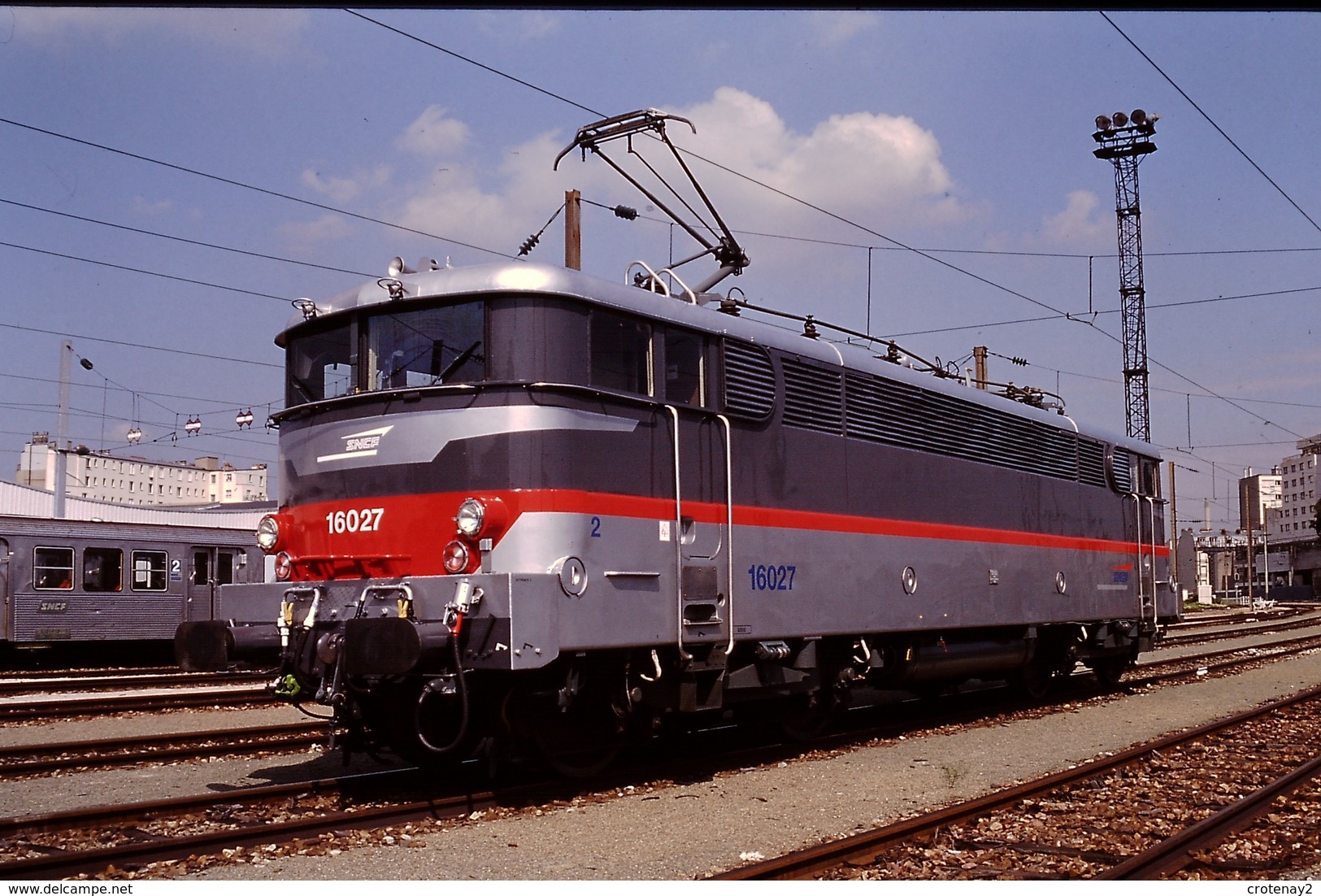 Photo Diapo Diapositive Slide Train Wagon Locomotive Electrique SNCF BB 16027 Le 22/08/1996 VOIR ZOOM - Diapositivas