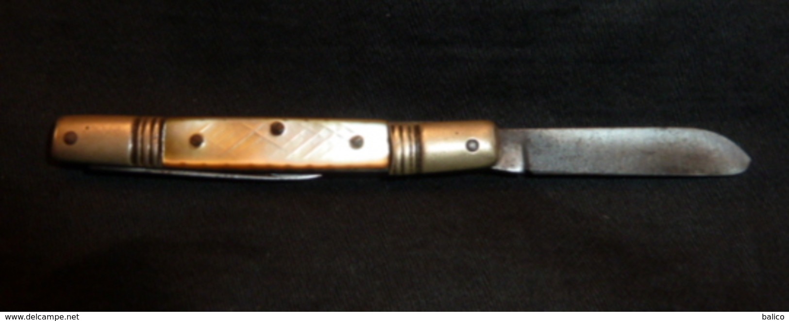 Petit Couteau Ancien - Manche Nacre , Une Lame - Knives