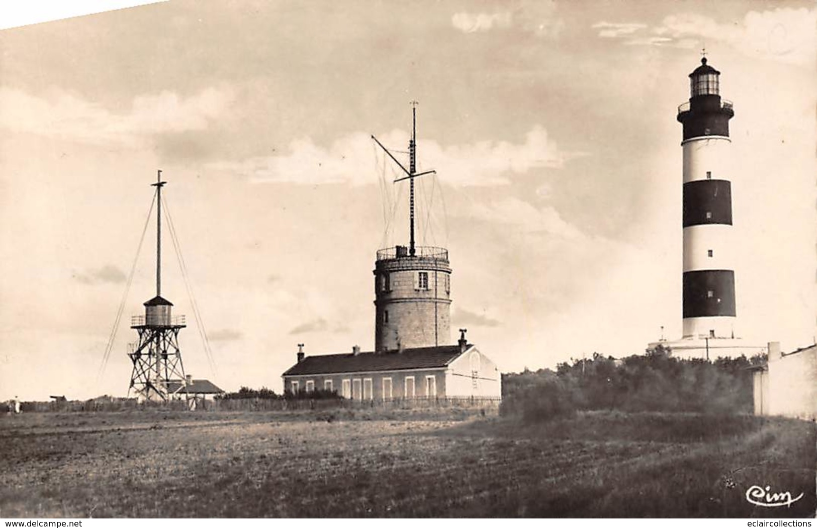 Ile D'Oléron.    17   St Denis D'Oléron Chassiron   17     Le Phare Et Sémaphore   (voir Scan) - Ile D'Oléron