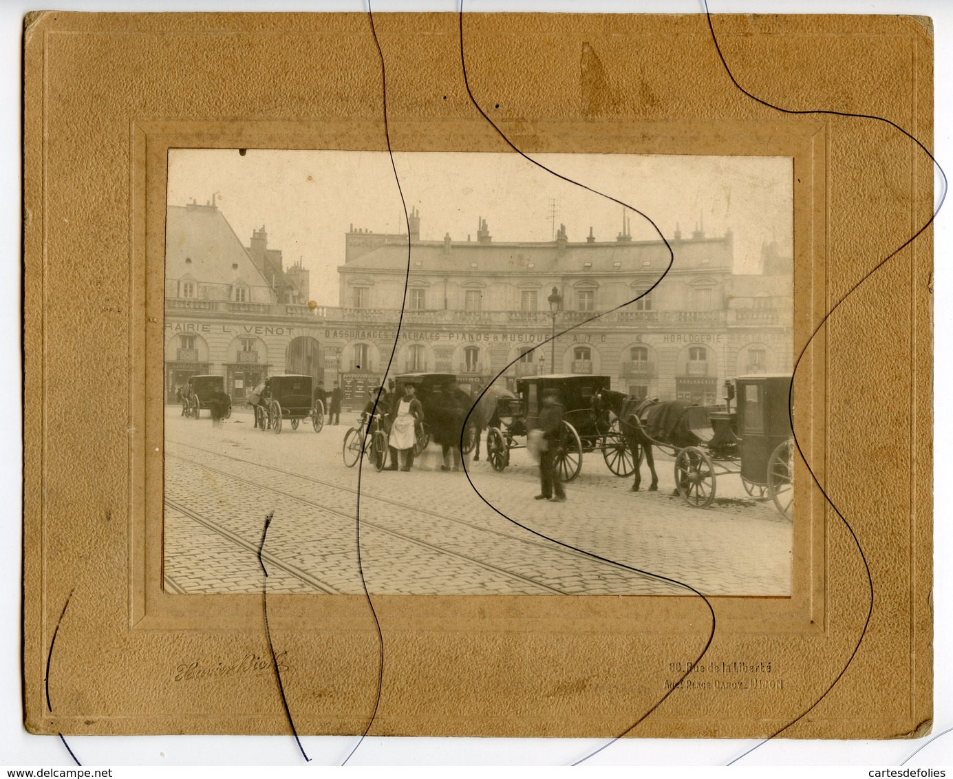 PHOTOS  IDENTIFIÉE. D21. DIJON. Place D'Armes .Attelage Calèche, Librairie L VENOT. PAINOS MUSIQUE C A T C . Horlogerie - Places