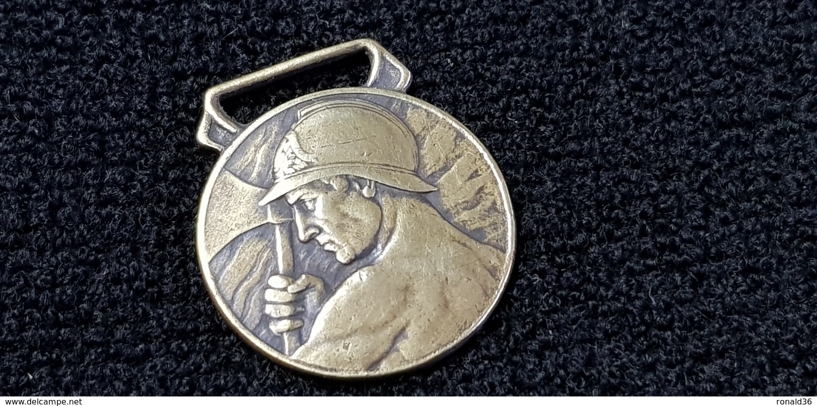 Insigne / Médaille OEUVRE DES PUPILLES DES SAPEURS POMPIERS  FRANCAIS (  Pompier  ) Casque Hache Laiton - Pompiers