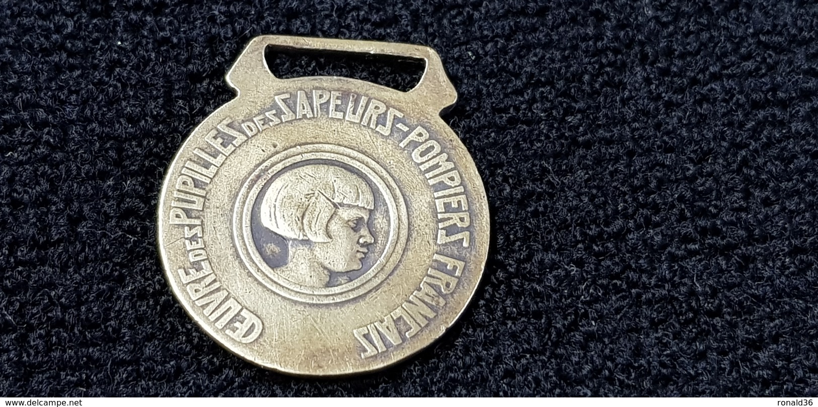 Insigne / Médaille OEUVRE DES PUPILLES DES SAPEURS POMPIERS  FRANCAIS (  Pompier  ) Casque Hache Laiton - Pompiers