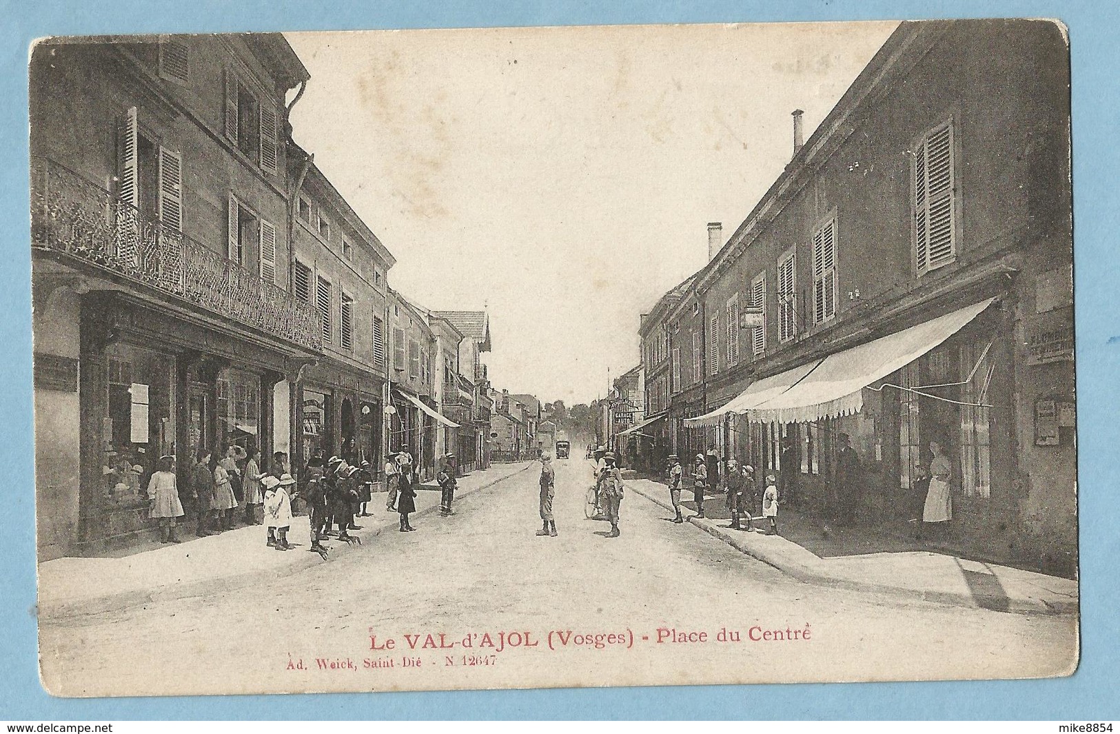 TH0168'  CPA  LE VAL D'AJOL (VOSGES) Place Du Centre - Animation - Pub. Graniterie Franc-Comtoise C. CREVOISIER Servance - Altri & Non Classificati