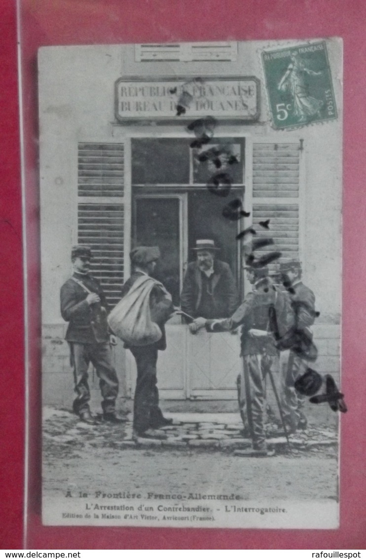 Cp  A La Frontiere Franco Allemande L'arrestation D'un Contrebandier L'interrogatoire - Douane