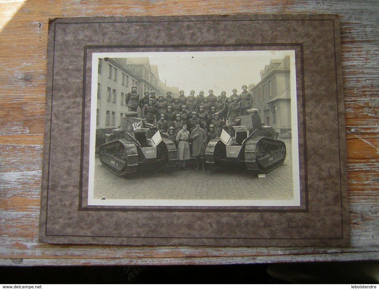 MILITARIA GRANDE PHOTO ORIGINALE 18 X 24 CM  30 SOLDATS ET GRADES  DEUX PETITS TANKS  L'OCEAN - Documenti