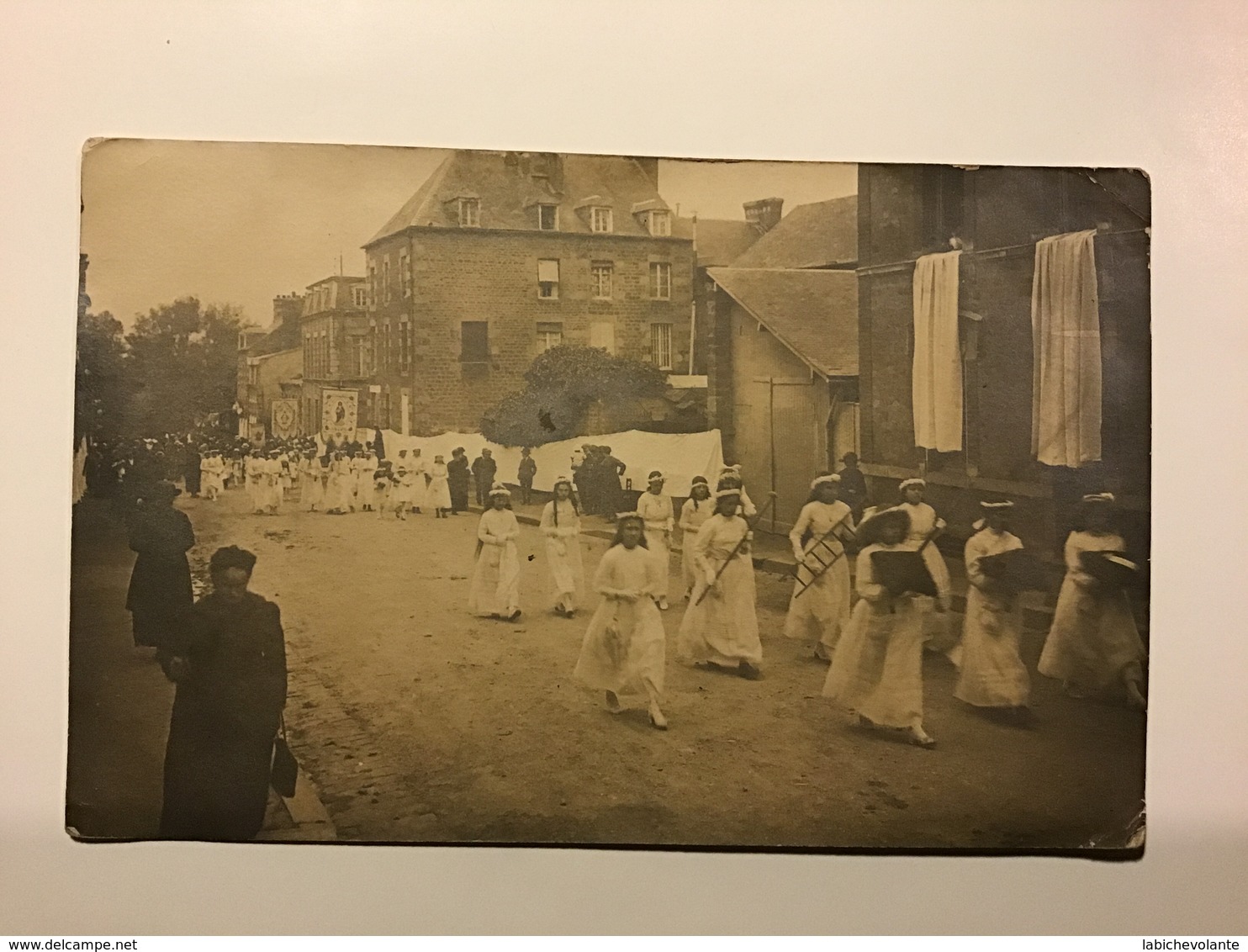 Carte Photo D’une Procession Précédée Par Des Enfants ( En Normandie ? ) A Situer - Manifestations