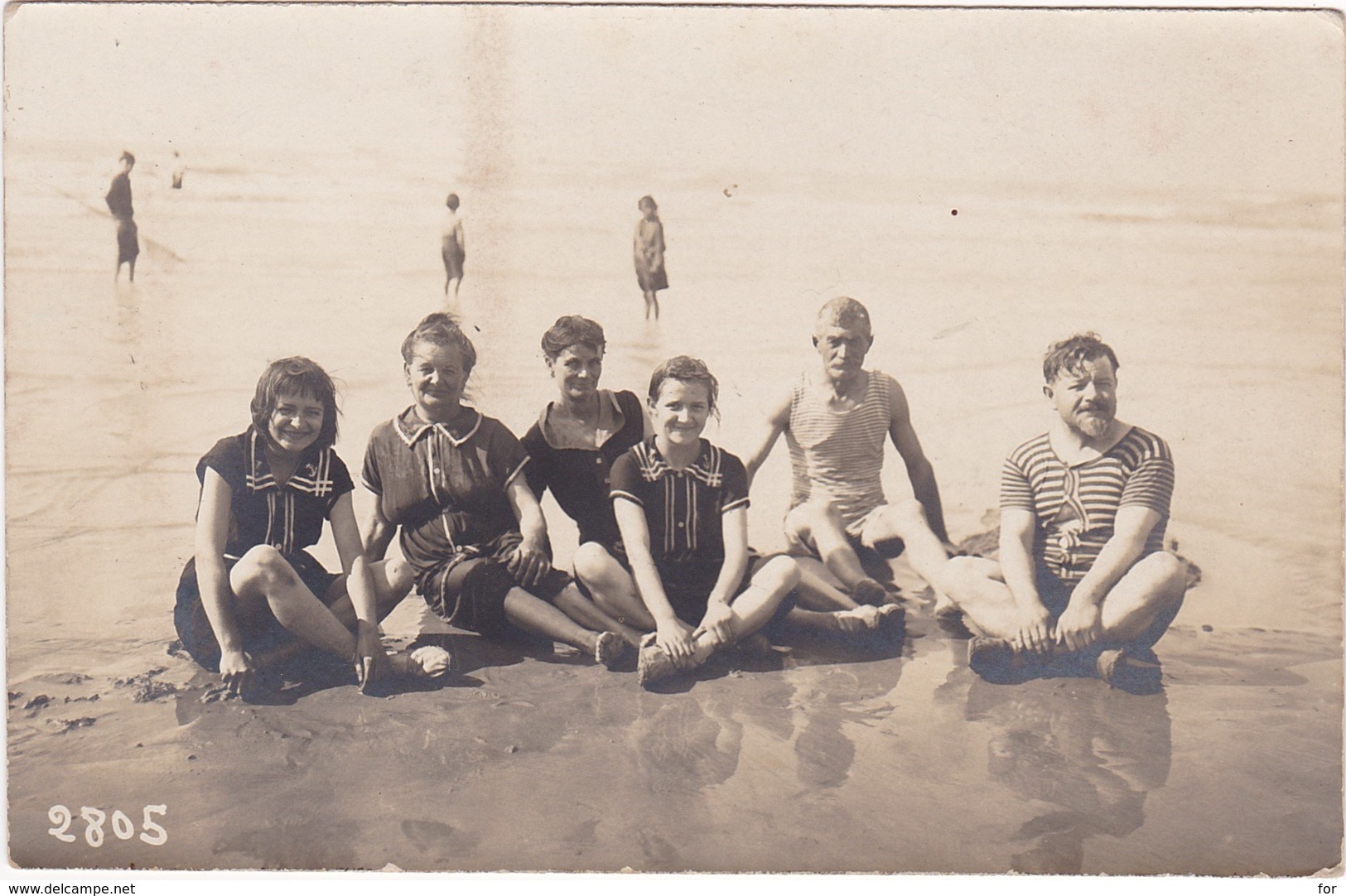 Carte Photo : Hommes Et Femmes En Pose à La Plage Du Tréport ( Beau Maillot De Bain Homme ) Photo. BONNAIN Le Treport - Photographie