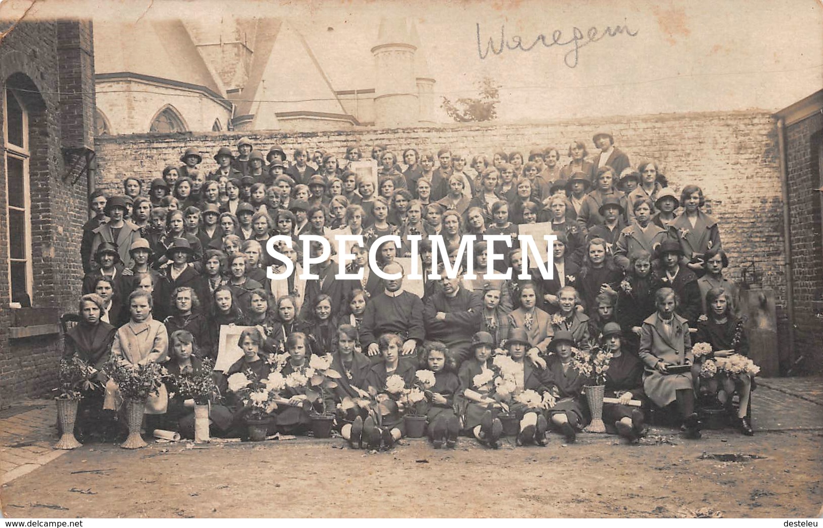 Fotokaart Retraite Alleen Voor Meisjes Op De Koer Van De Vroegere Naaischool 1928 - Waregem - Waregem