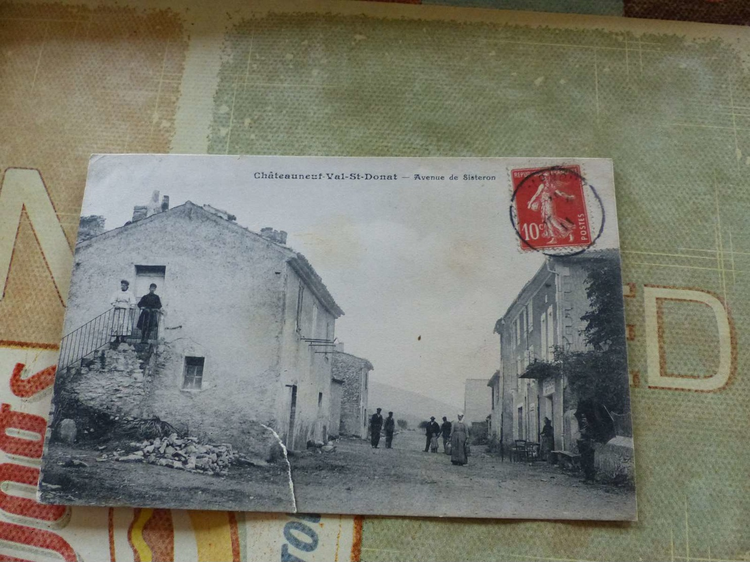 101 - CPA, CHATEAUNEUF VAL SAINT-DONNAT , Avenue De Sisteron - Otros & Sin Clasificación