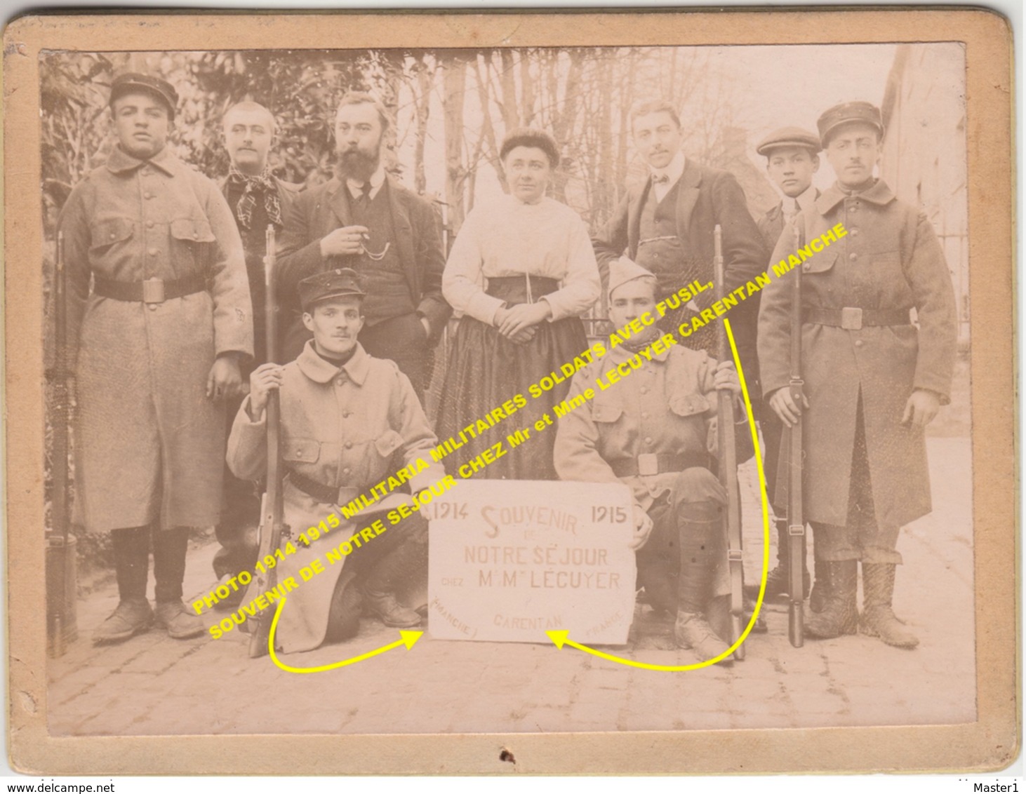 PHOTO 1914 1915 MILITARIA MILITAIRES SOLDATS AVEC FUSIL, SOUVENIR DE NOTRE SEJOUR CHEZ Mr Et Mme LECUYER CARENTAN MANCHE - Carentan