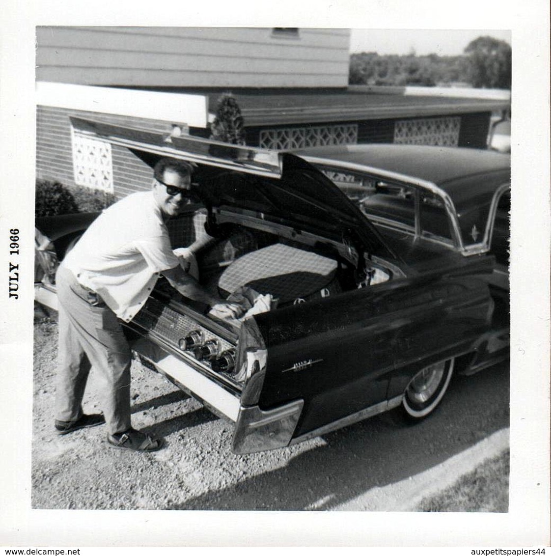 Photo Carrée Originale B.B. USA - Dans Le Coffre De La Belle Américaine A Identifier En Juillet 1966 - Automobiles