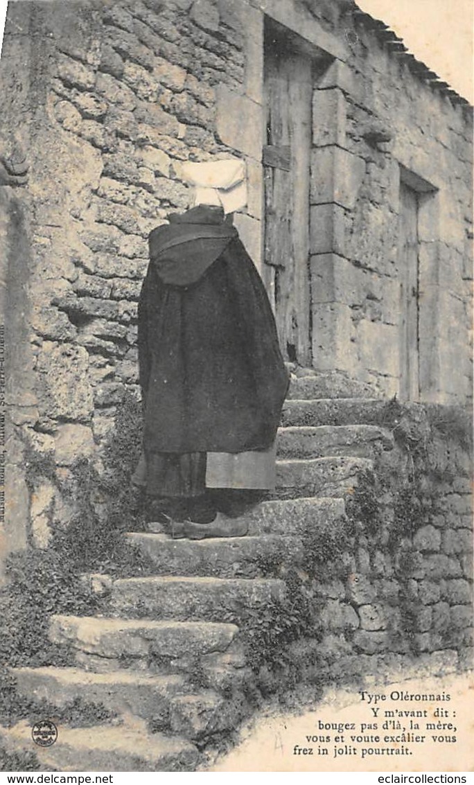 Ile D'Oléron. Non Localisé      17     Type Oléronnais. Femme Montant Un Escalier        (voir Scan) - Ile D'Oléron