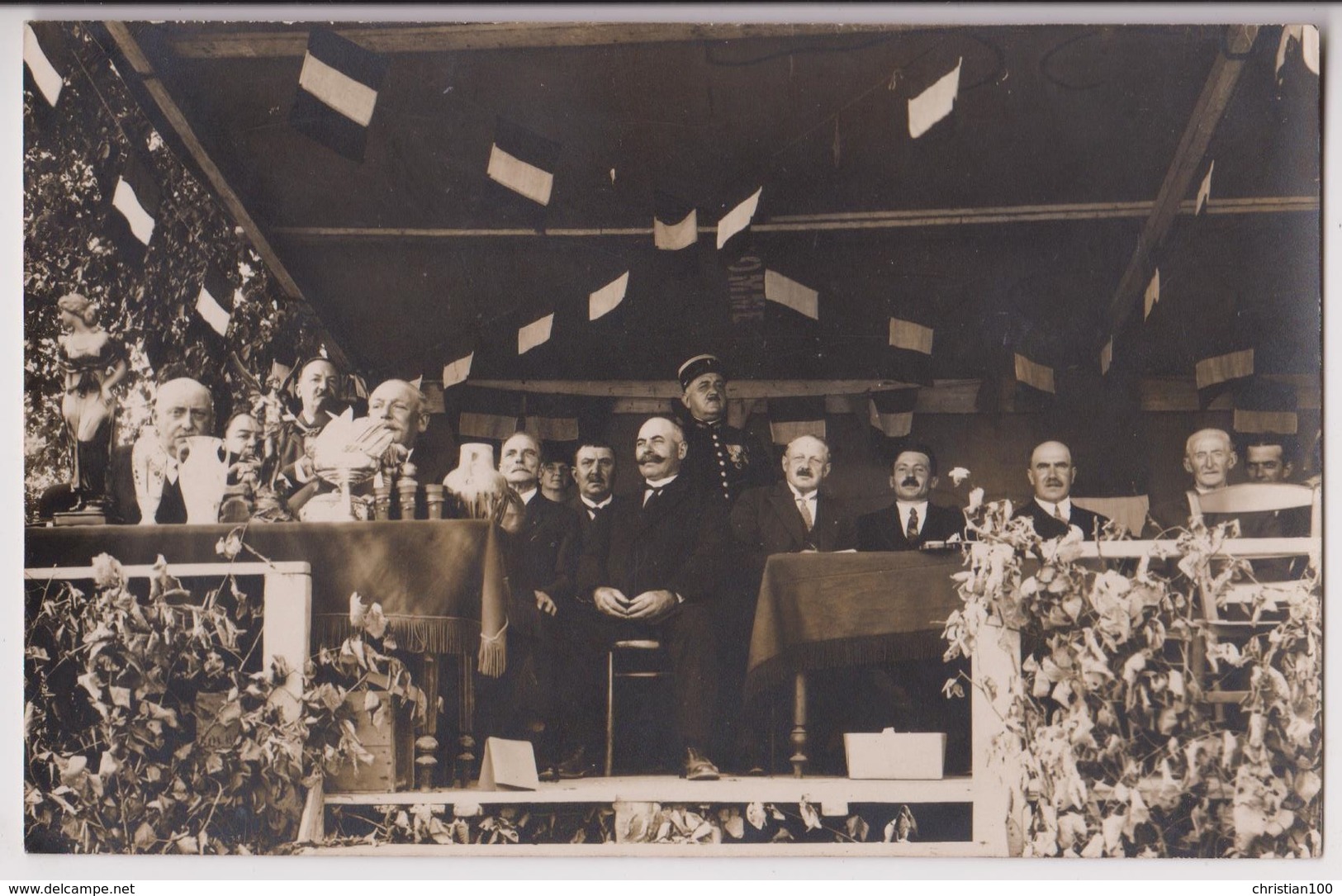 CARTE PHOTO : RASSEMBLEMENT DE NOTABLES ET MILITAIRE - MONTREUIL SUR MER (62) ? - FETE ? - PODIUM ? - 2 SCANS - - A Identifier