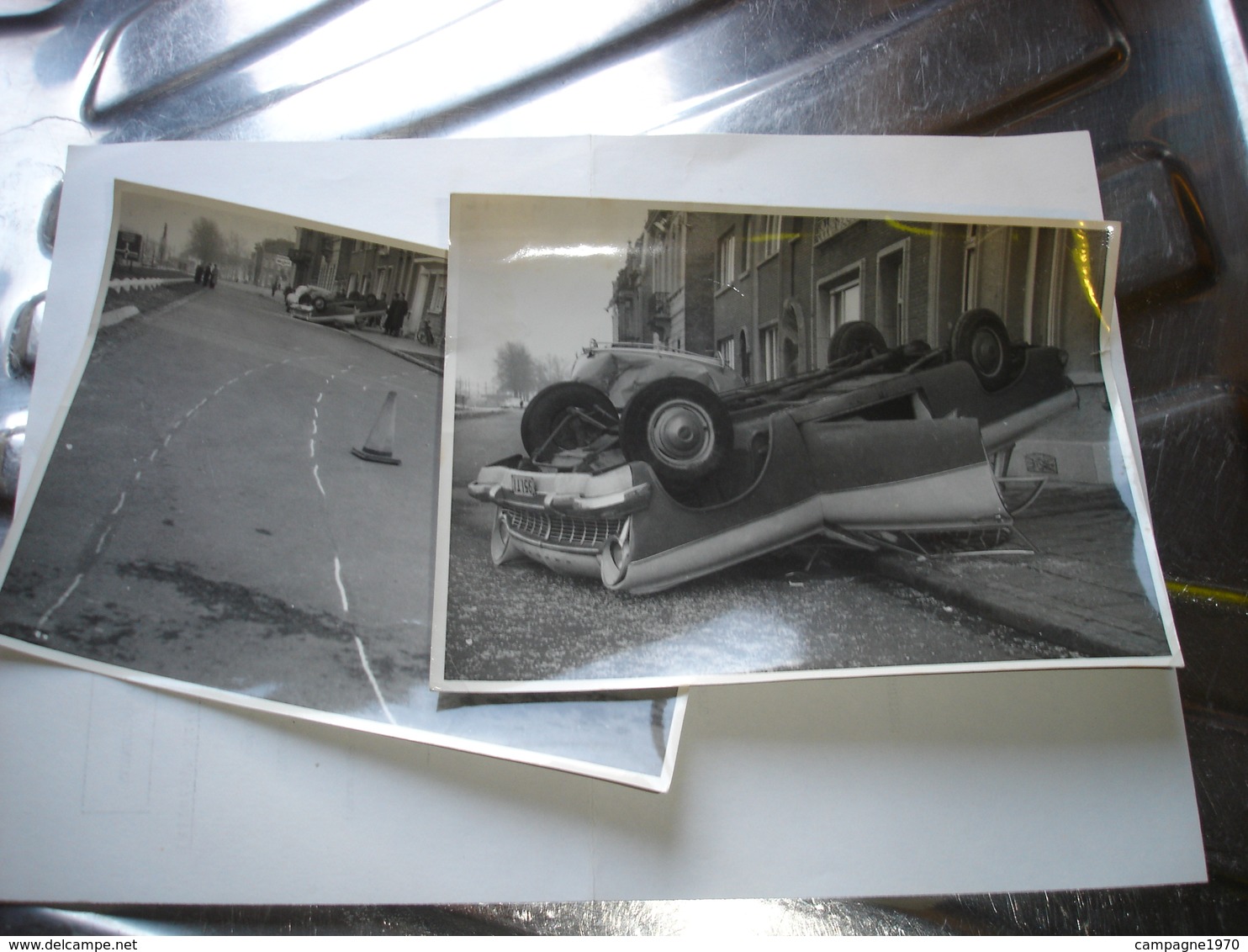 MONS - LOT 2 ANCIENNES PHOTOS - ACCIDENT VOITURE ANCETRE SUR LE BOULEVARD ( VERS 1950 ) - Automobiles