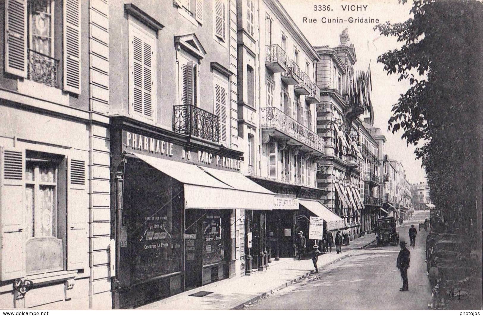 CPA : Vichy (03) Rue Cunin Gridaine  TBE Rare  Pharmacie Du Parc Patrice   Voiture Ancienne ... Ed  VCD 3336 - Vichy