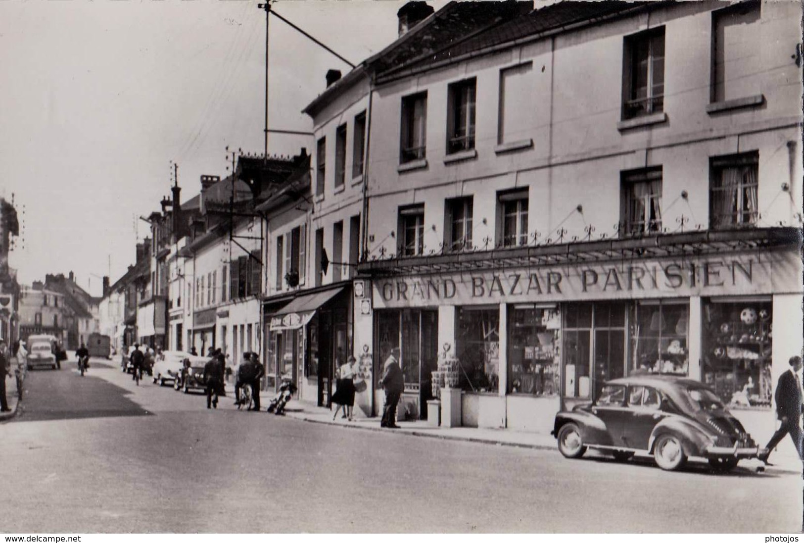 CPSM : Crépy En Valois (60) Rue De Paris  Grand Bazar Parisien  Voiture 4 Cv Renault  ...  Ed Image 1715 - Crepy En Valois