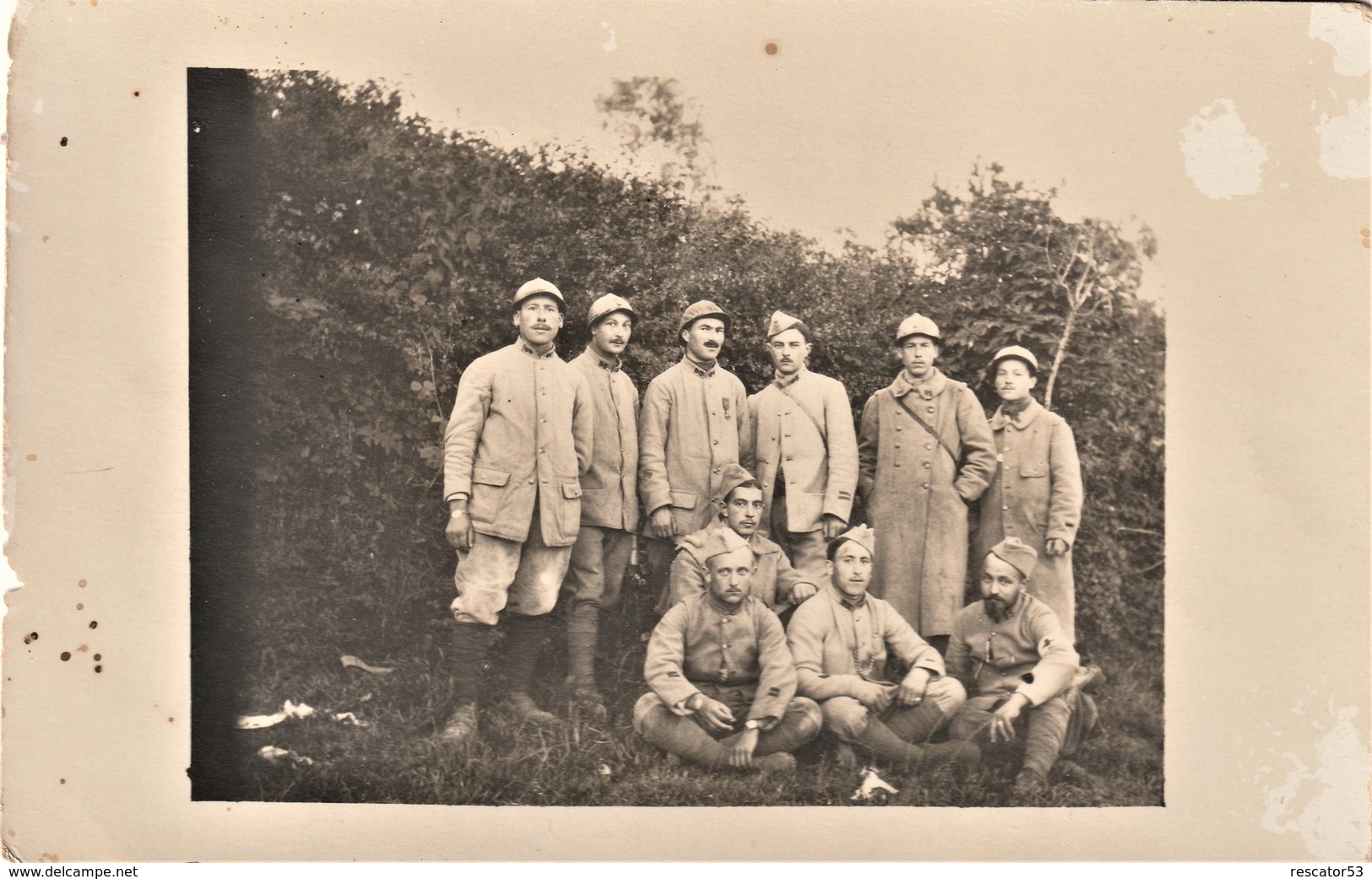 Rare Carte Photo Soldats Sur Le Front N°85 Au Col Un Poilu Avec Couvre Casque Et Médaille Aout 1916 - 1914-18