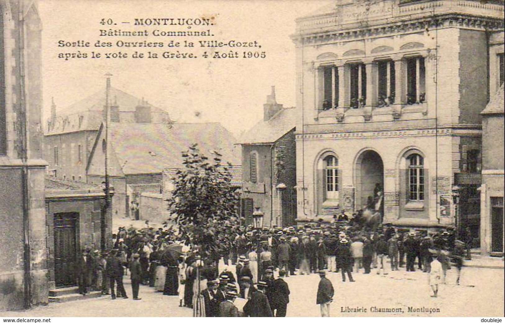 D03  MONTLUÇON  Bâtiment Communal Sortie Des Ouvriers Après Le Vote De La Grève En 1905  . Carte Peu Courante - Montlucon