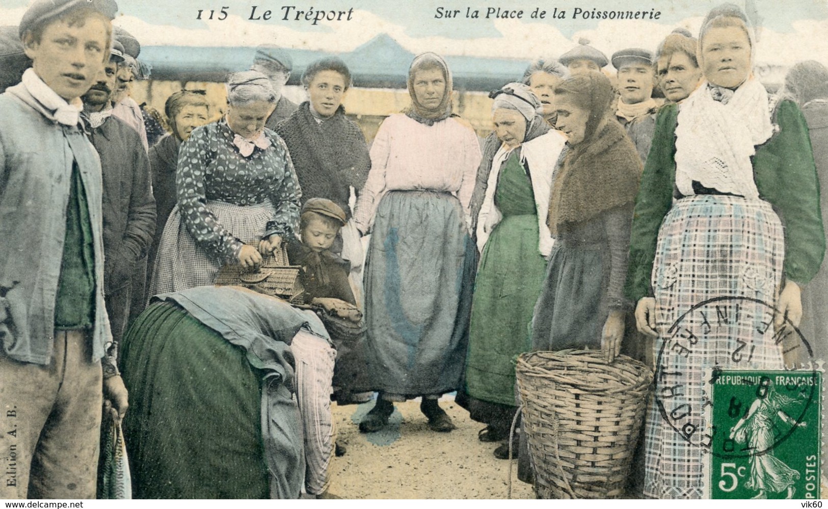 76  LE TREPORT  LA PLACE DE LA POISSONNERIE TRES ANIMEE/GROS PLAN - Le Treport