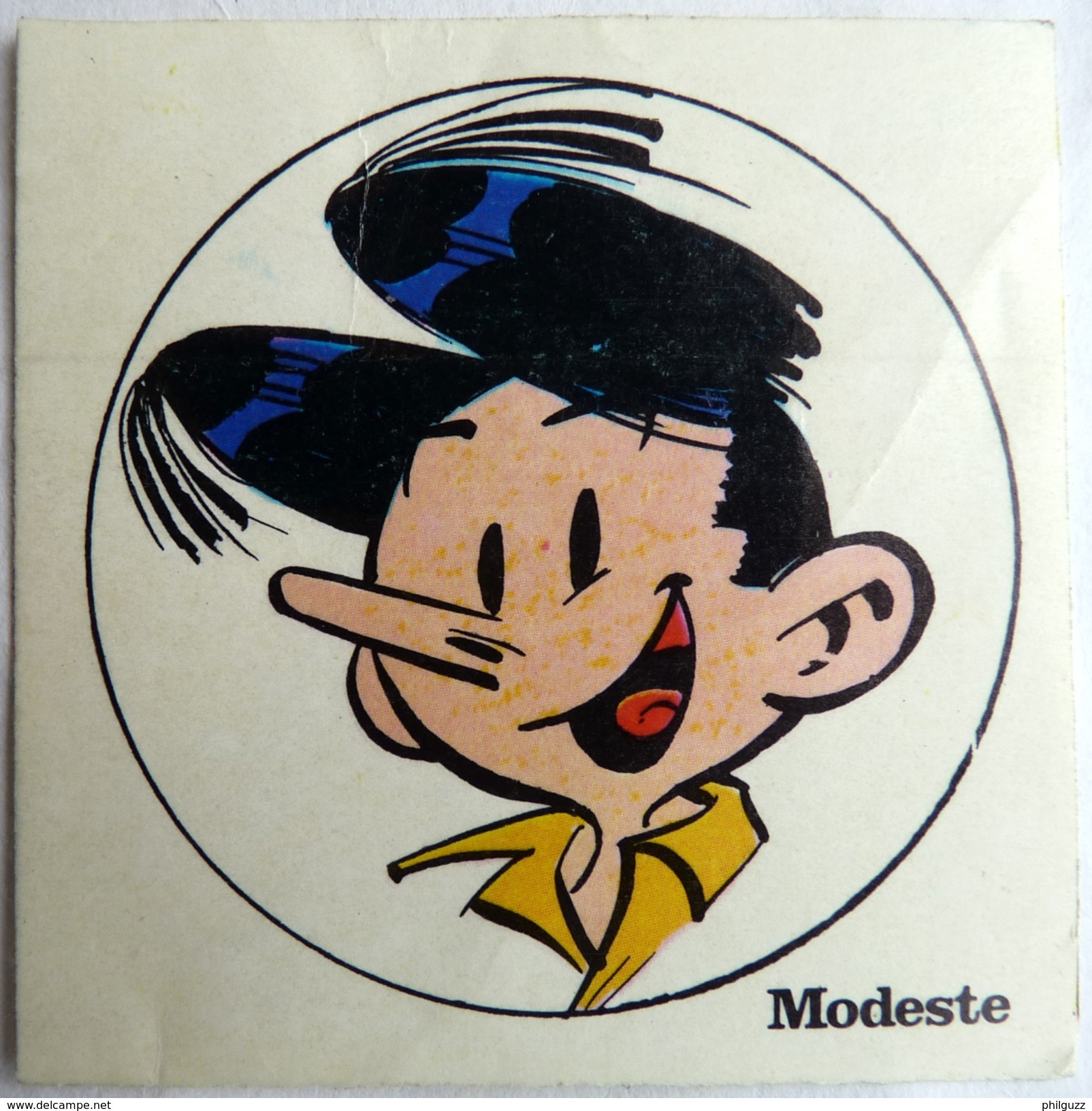 RARE AUTOCOLLANT JOURNAL TINTIN  - 1974 1974 MODESTE ET POMPON FRANQUIN MODESTE 6.5cm - Autocollants